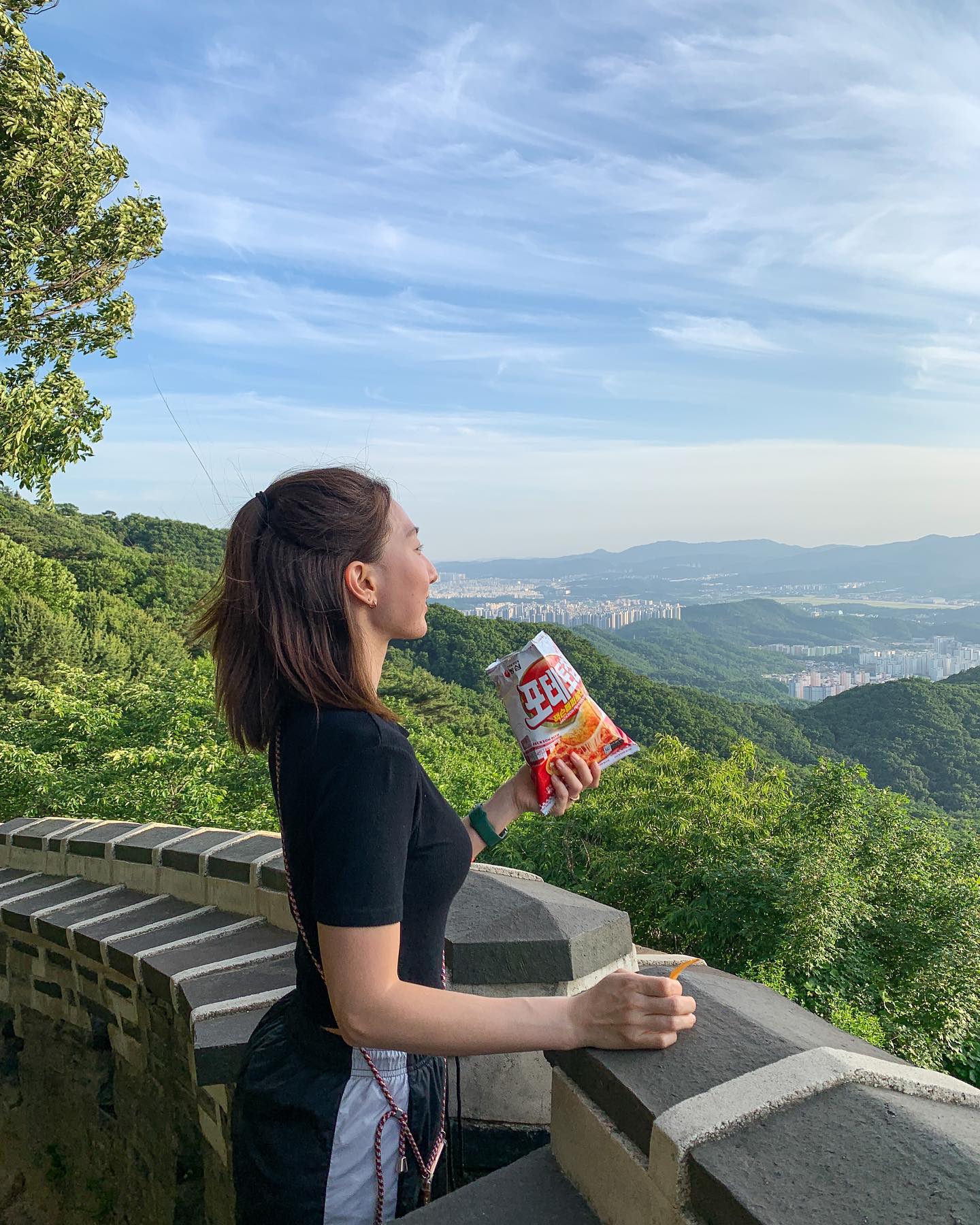#협찬 #농심

🍕🥔
대박 대박 요즘 날씨 너무 좋네요.
이번에 잭슨피자&포테토칩 콜라보한
잭슨페퍼로니맛 감자칩 하나 들고 급 등산⛰️
다녀와서는 간단하게 위스키에 한 잔 하기~

그냥 한 조각만 먹어도 짭짤하니 진한 페퍼로니맛으로
술이 그냥 막 그냥 땡기는 맛
역시 포테토칩은 너무 맛있다👍🏻

#잭슨피자 #포테토칩잭슨페퍼로니맛 #잭슨페퍼로니맛
#신제품과자 #포테토칩 #농심과자 #과자추천