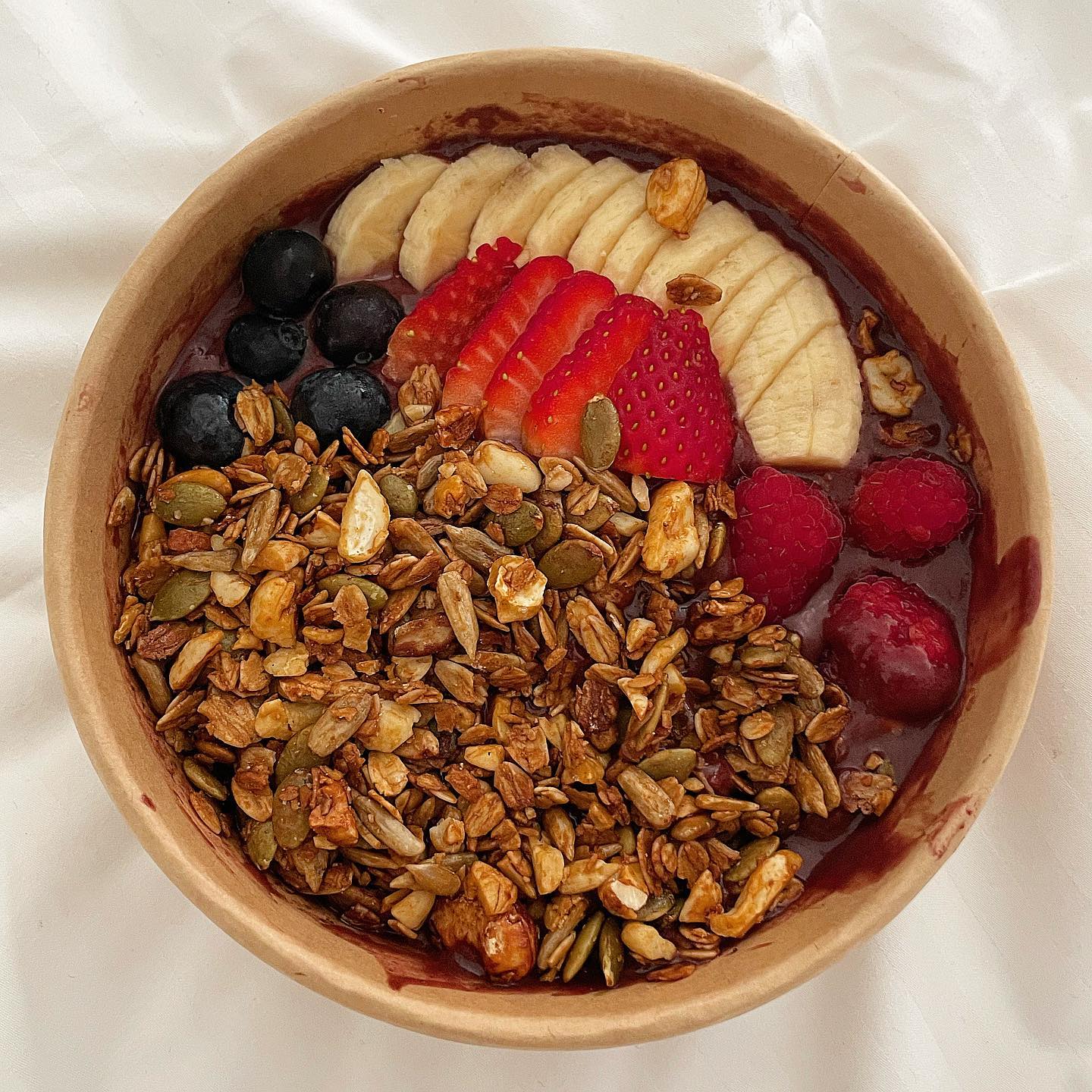 아사이볼 맛집을 찾아서🫐
#thebowl #doha
제가 일 때문에 카타르를 다녀왔는데요 사막에 있어서 그런지 현지 유심을 써도 오류 때문에 답방이 많이 늦어졌는데 기다려 주셔서 감사했어요🫶🏻
카타르 첫 날 시티센터 쇼핑몰에서 까르푸 앞에 있는 Acai vibes에서 아사히볼을 사 먹었는데 더위에 지쳐 사진을 찍지 못했지만
사막에서 다시 도시로 오게 되어 호텔에서 잠시 쉬는 중에 배달로 시켜 먹었는데요 배달로 아사히볼이라니 너무 행복한 휴식이었습니다😋
✔️아사이볼 (QAR50 + 배달비 QAR1)
블루베리, 라즈베리, 딸기, 바나나, 수제 그레놀라의 토핑이었는데요 생과일과 수제 그레놀라가 진짜 맛있었어요 달콤 상큼하며 클루틴프리로 채식주의자도 먹을 수 있어요
또한 아사이베리가 일반 블루베리보다 항산화 효과가 커서 면역력 강화, 피부 건강, 체중관리, 콜레스테롤에도 좋구요 신장과 간에도 좋아서 완전 건강식품이죠 건강도 챙기고 맛도 있고 생각보다 든든한 한 끼 식사도 돼요🥰
과일이 듬뿍 들어간 아사이볼이 맛있는데 여기는 과일이 조금 주는 느낌이라 아쉽더라고요 그래도 호주워홀시절 자주 먹던 추억의 아사이볼을 카타르에서 만나 맛있게 먹었습니다 아사이볼은 매일 먹어도 안질려요😍
💜 The Bowl
📍 Qatar, Doha
#쭈추천맛집#쭈먹_카타르#doha #acai #acaibowl