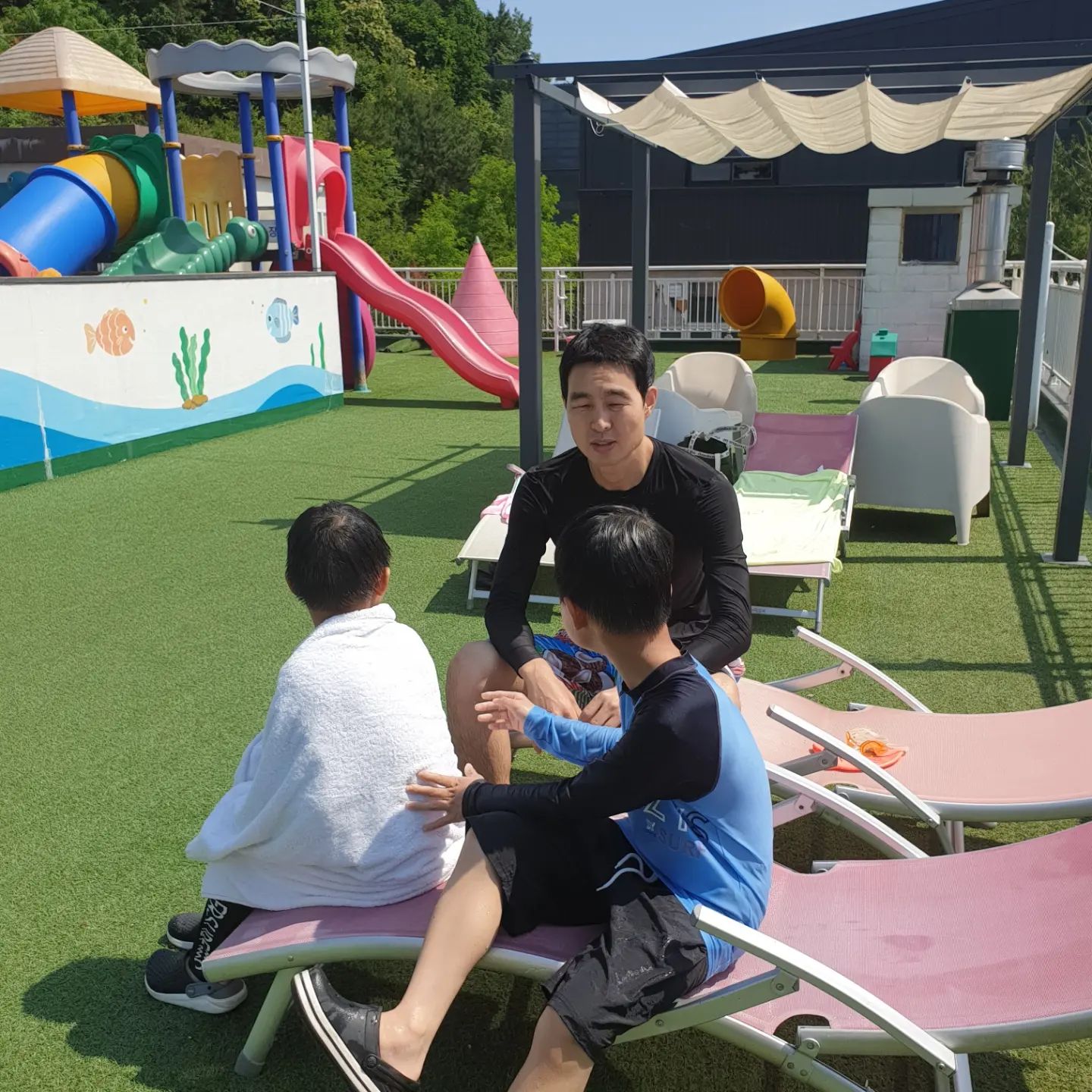 -
오랜만에 인스타 ㅋ
연휴라 어디라도 가야 할듯 해서
멀지않고 가까운곳으로 ㄱㄱ~
일산 우리집에서 25분걸린다
정말 이렇게 가까운곳에 요런 천국이 있었다니~언젠가는 꼭 와보고 싶었던
#파주워라밸풀빌라
사장님도 무척 친절하시고 아낌없이 퍼주신다~
서울ㆍ경기도권  가까운곳에서 
#풀빌라추천 찾으시는분들 추천
#개인풀빌라에서 실컷 놀다 질리면
#수영장 에서 놀아도 된다
아이들 튜브 구명조끼 전부다 구비되어 있다!
물 속에서 나올 생각안하는 아이들을 보면서 #풀빌라재방문각 이다
#파주풀빌라추천
곧 조만간 또 오리라~
그냥 가까우니께 동네 마실 나오듯
오면 끝~
-
-
#파주풀빌라워라벨#파주풀빌라
#키즈풀빌라#가족풀빌라펜션
#경기도풀빌라#서울근교풀빌라
#서울근교1박2일#헤일풀빌라
#좋아요#풀빌라갬성
#육아맘#일산맘#아들맘#파주맘