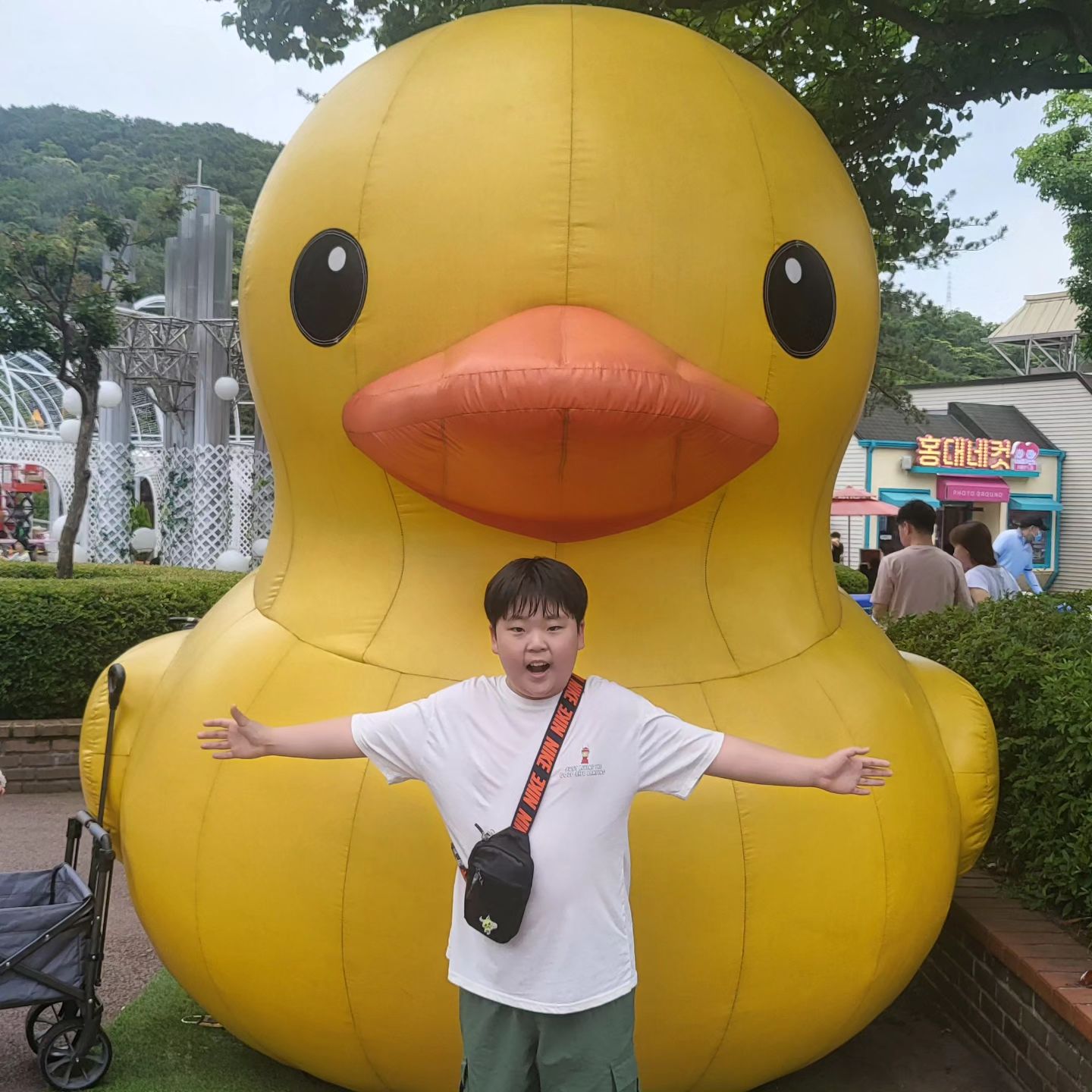 지금여기
#서울랜드🎡 
#우리둘이
#신난다
#사람많음 
아침에 갑자기 서울랜드 가자고 하길레 
그래 라고 했더니 
엄마가 이렇게 착한사람인줄 몰랐다나 ?ㅋㅋ
니가평소에 속만 뒤집어 놓지 않으면
#나도착한엄마하고싶다