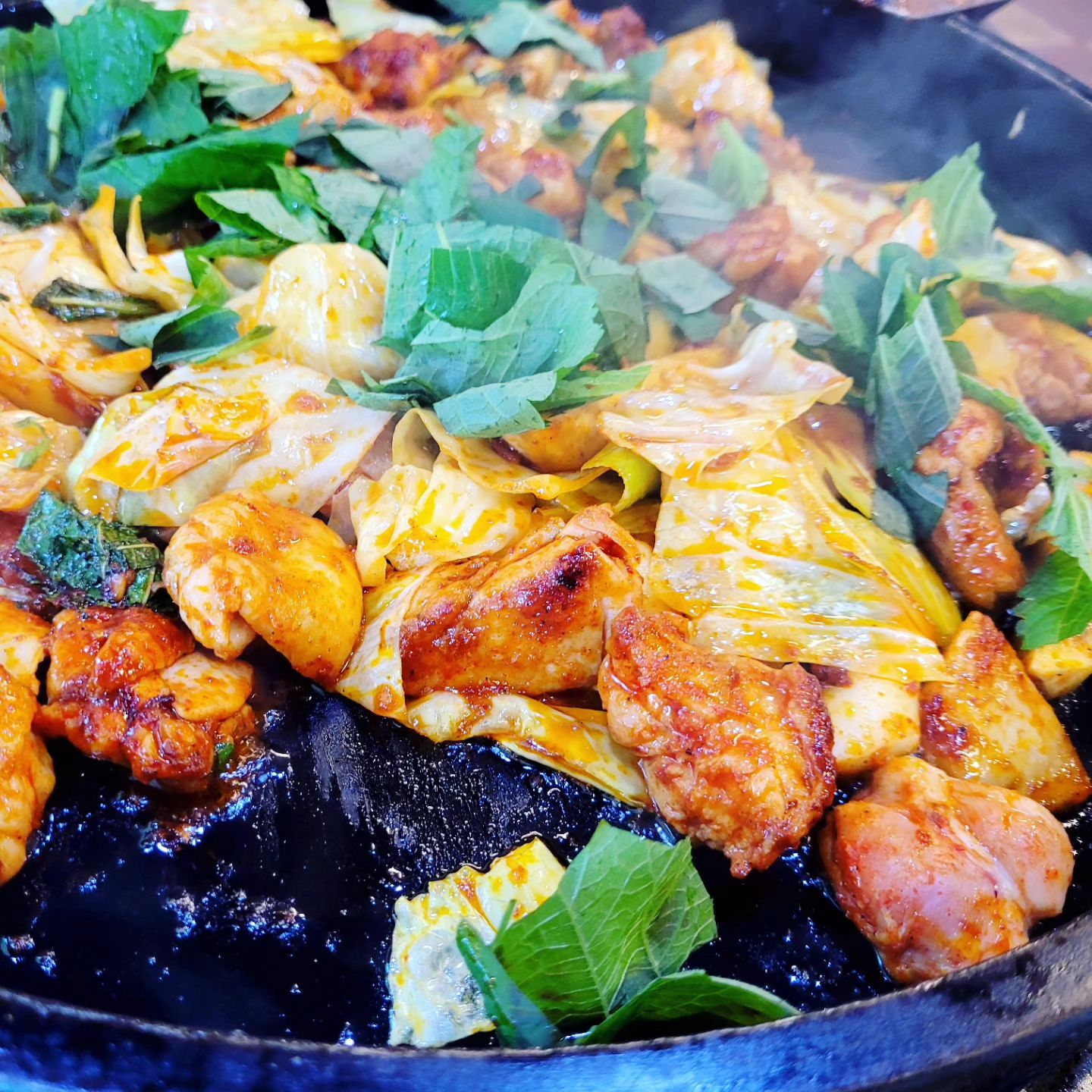 #다크양_협찬 #정통춘천닭갈비

신선육만 사용한가는 닭갈비집 다녀왔어요👍
야채와 처음부터 볶아주는 곳과 다르게 닭부터 구워주는곳🤤
닭고기 상태를 먼저 볼수 있는데 좋아요😋
각종 야채와 함께 볶아주시는데 냄새 완전 굿굿👍👍
닭누린내 없이 맛있게 드시러 방문하기 좋아요☺️
살얼음도 있는 동치미 국물도 시원하니 좋아요🤗
마무리 볶음밥도 포기 할 수 없는 맛집입니다😋

✔️닭갈비 2인 28,000원
✔️볶음밥 1인 2,000원

🔸️경기 양평군 양평읍 양평시장길27번길 1

#양평닭갈비 #양평군맛집 #양평맛집 #경기도양평맛집 #경기양평닭갈비맛집 #양평시장맛집 #닭갈비맛집 #닭갈비데이트 #경기양평닭갈비맛집 #경기양평가볼만한곳 #양평읍맛집 #양근리맛집
