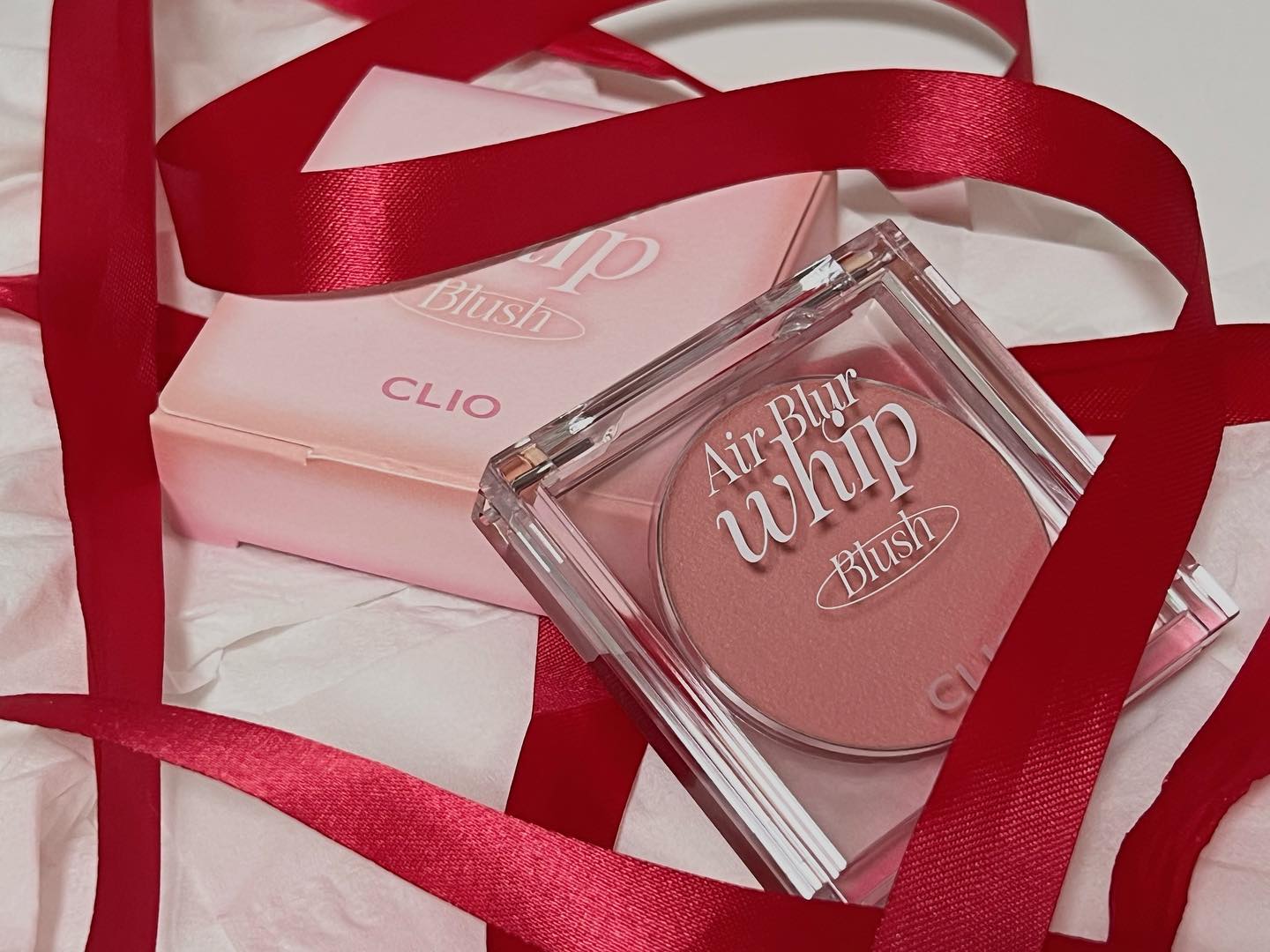 #제품제공 

CLIO “Air Blur Whip Blush”

쫀득쫀득한 제형으로 가루날림이 거의 없고 볼에 챡 얹어지는 블러셔!
사용감에 놀라고 발색력에 한 번 더 놀라게 되는 블러셔랍니다🍑

제품 색상 ’04 피치 크런치‘
요 블러셔만 있다면 사랑스러운 인간 복숭아가 될 수 있다!!!🍑

#클클_리뷰천재26탄 #클리오 #블러셔추천 #에어블러휩블러쉬 #클리오블러셔 #웜톤블러셔 #쿨톤블러셔 #스윗플래져 #클리어스윗플래져