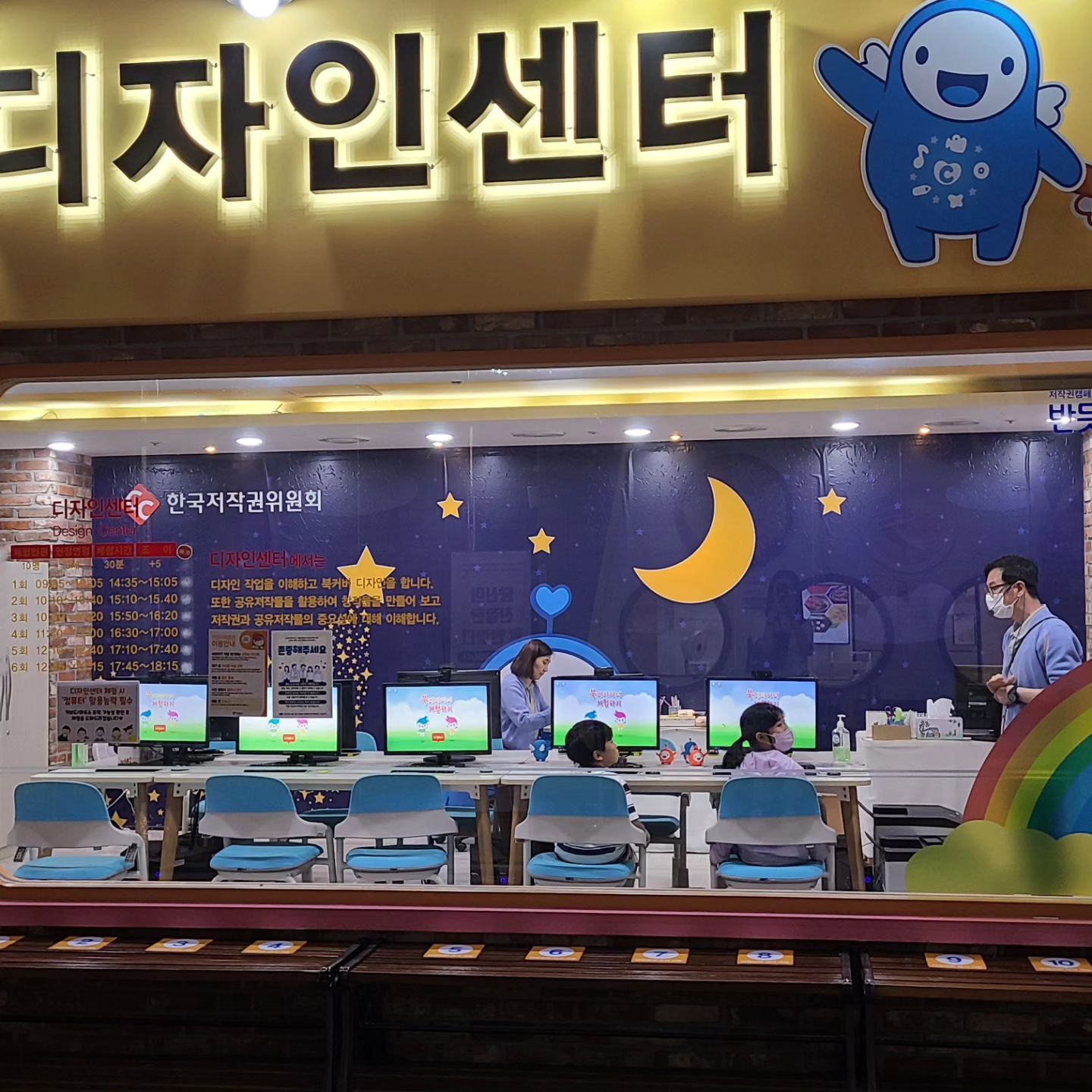 조카 데리고 금요일 잡월드로 고고!
사람도 없고 한산해서 체험하기 좋았어요.
7살이라 글을 유창하게 읽어야 방송국 체험이 되네요.
내년에 8살되면 다시오자!

#한국잡월드 #어린이체험관 #잡월드체험중 #어린이갈만한곳
