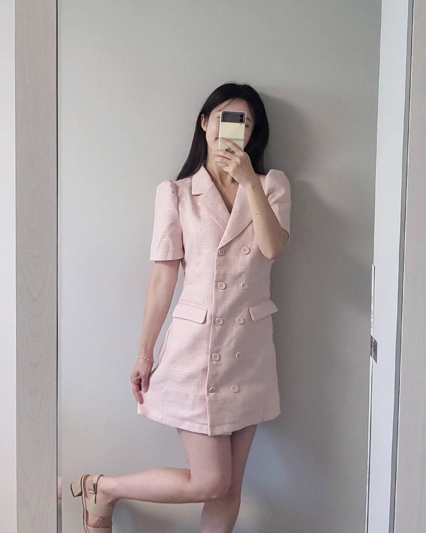 #듀의출근룩 #ootd  #협찬

오늘은 출근룩 대신 하객룩이에요🩷
다바걸에서 보내주신 트위드 원피스로 화사한 하객룩을 완성했오요
딸기우유 핑크에 은은하게 더해진 펄감으로 고급미 뿜뿜✨️

만나는 사람마다 전부 이쁘다고 칭찬해준 원피스🩷 하객룩, 데이트룩으로 꾸준히 입을테야~