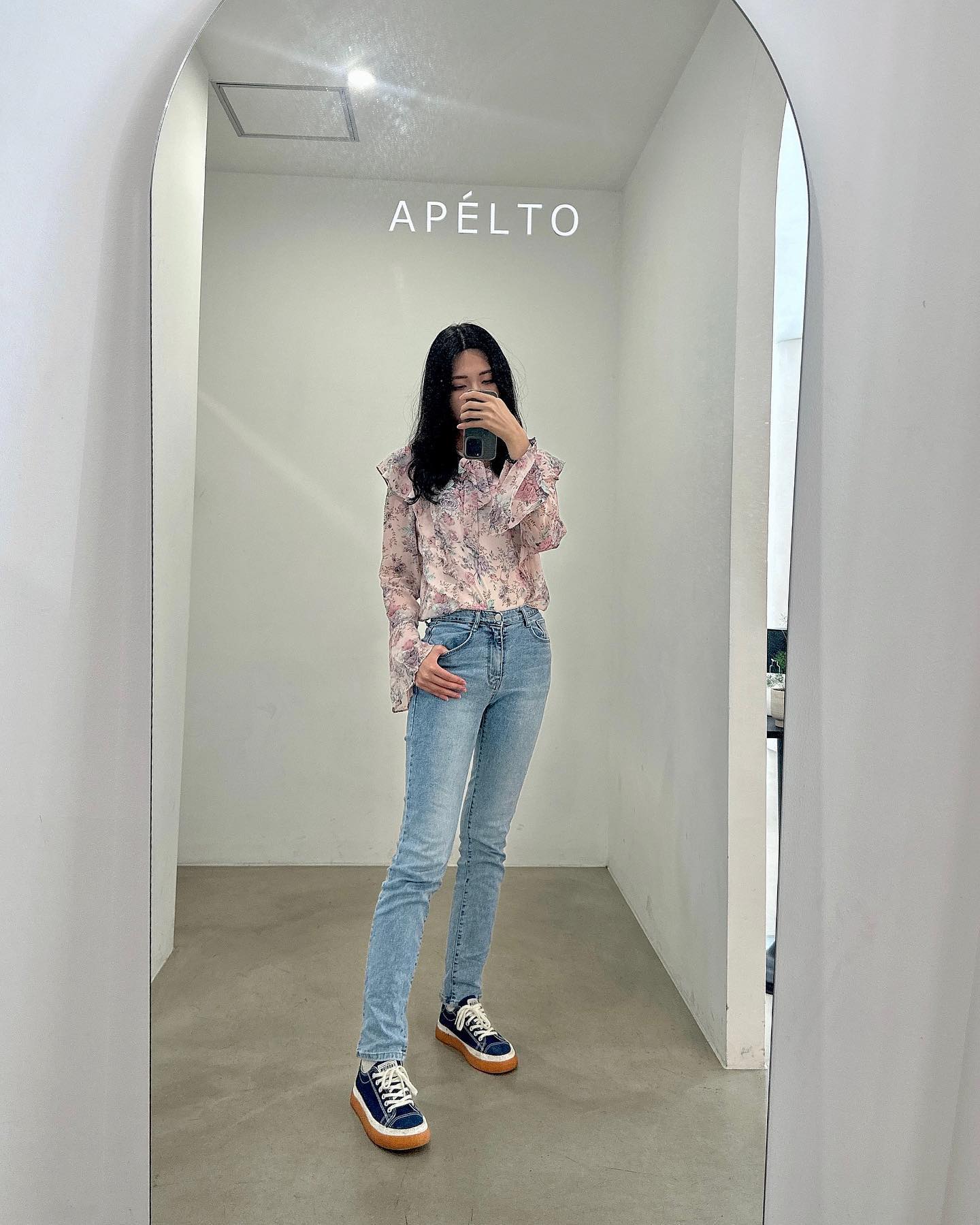 데일리룩 찍기 좋은 카페
크로플이 맛있어요 옴뇸뇸
심플한 전신거울은 언제나 사랑입니당🐥