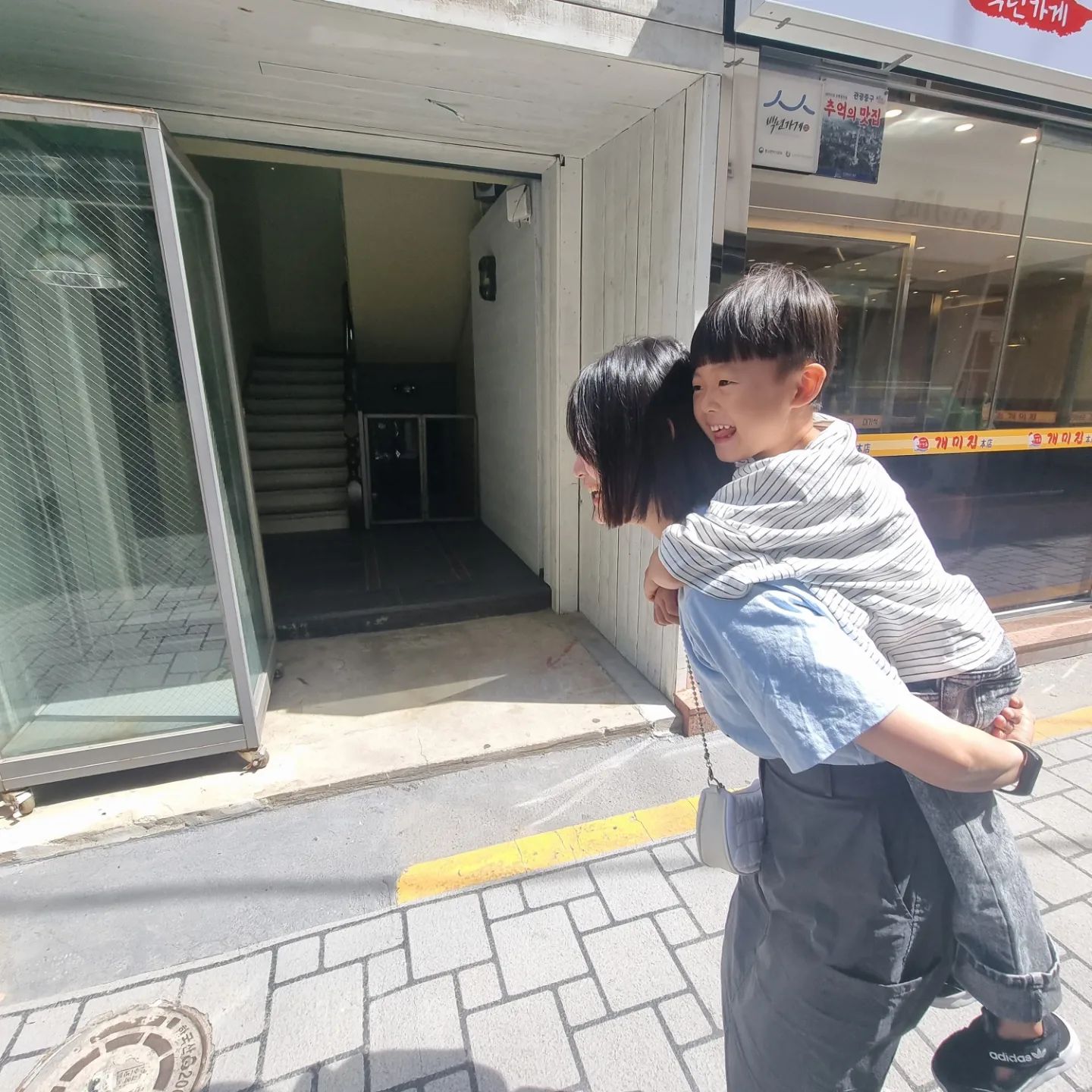 #일상

다리 왜 일자로 업혀있냐고하니
내가 많이 업으면 다리 o자된다고 햇더니
다리를 쭉펴고 업히네🤣🤣🤣
못말린다 진짜 ㅋㅋㅋ

헬로카봇에 푹 빠져서는
사자말자 환복하고
(부끄러워서 아무데서나 안벗는데 카봇입는다고 모르는 사람 앞인데도 훌렁훌렁 벗고 입고 대단한 카봇사랑ㅋㅋㅋ)

좋아하는 간식들 이것저것 먹고 밥도묵고
쇼핑도하고 간만에 추억돋고 재밌었네 ㅋㅋ

아침에 급으로 왓더니 우래기 하품하고 난리 ㅋㅋㅋ

#부산 #추억돋네 #뼉다구 #살좀쪄라 #❤️