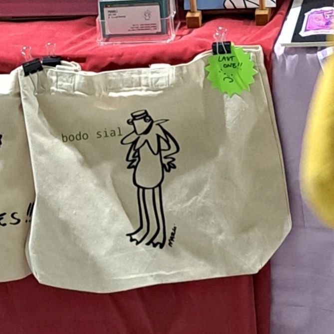 OATSCURRY #CAFKL DAY 2!!!!!

highlights:
- girl the bodo bags sold out COMPLETELY even the SAMPLE 

- good friends good food good times

- i literally only bought 1 item that's the buttverse_official BFC bag from sufbansen and i have 0 regrets (i will be hunting down all the artists i wanted to buy merch from online however.....)

- THANKS AGAIN CAFKL FOR THE FUNSIES!!!!