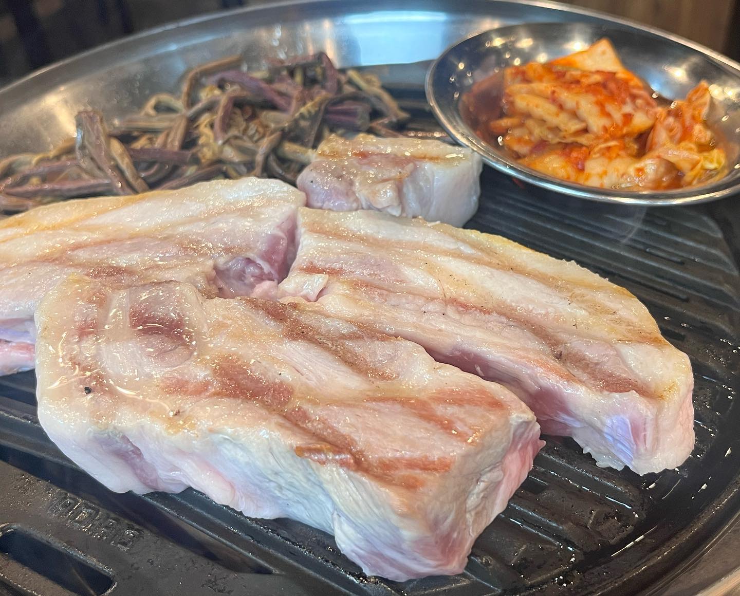🍒고반식당🍒

☑️신 중동역에서 도보로 충분히 도착
☑️매장이 넓어서 단체회식으로도 적합
☑️전용 화장실이 있고 상태가 매우 깨끗

🤎숙성생삼겹살 2인분과 숙성생목살 1인분으로 구성된 커플 세트는 소문을 많이 들은 대로 고기가 정말 두껍고 탄탄 해서 보니 삼겹살의 경우 오돌뼈를 일일이 제거하고 제거한 중량으로 제공한다고 합니다. 이 두꺼운 고기들을 어떻게 구울까 고민이 되었지만친절하신 직원 분들께서 고기 상태를 계속 지켜봐 주시고 편하게 구워 주셔서 지인과 대화의 집중할 수 있었습니다.

💛그릇 넘치게 담아 주는 계란찜까지 거의 2인분으로 되어 있고 풍신 하고 달달해서 매운 조합을 먹고 난 뒤에 한 입 먹어 주면 딱 좋습니다.

🍒신 중동역과 부천시청역에서 너무 멀지 않은 위치에 있고 단체손님을 위한 세트 메뉴도 준비 되어 있어서 부천에 지인들을 만나기 좋은 장소 라고 생각합니다. 하나같이 모두 친절하게 손님들을 응대해 주신 직원 분들 덕분에 편하고 만족스럽게 한끼 먹을 수 있었습니다.
​

#고반식당
#부천고반식당
#신중동역맛집
#부천맛집
#부천중동맛집#협찬
