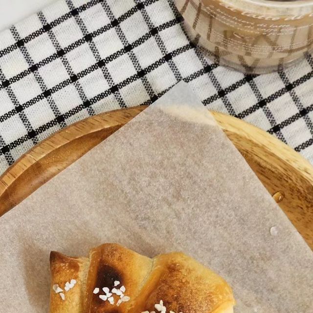 찐 on Instagram: "#광고 바삭바삭 짭쪼름한 매력의 소금빵🥐 주변에 내 입맛에 맞는 소금빵 맛집 찾기가 너무 어려워서 그냥 홈베이킹으로 만들어버림.ᐟ 사실 베이킹의 ㅂ도 몰라서 크럼에서