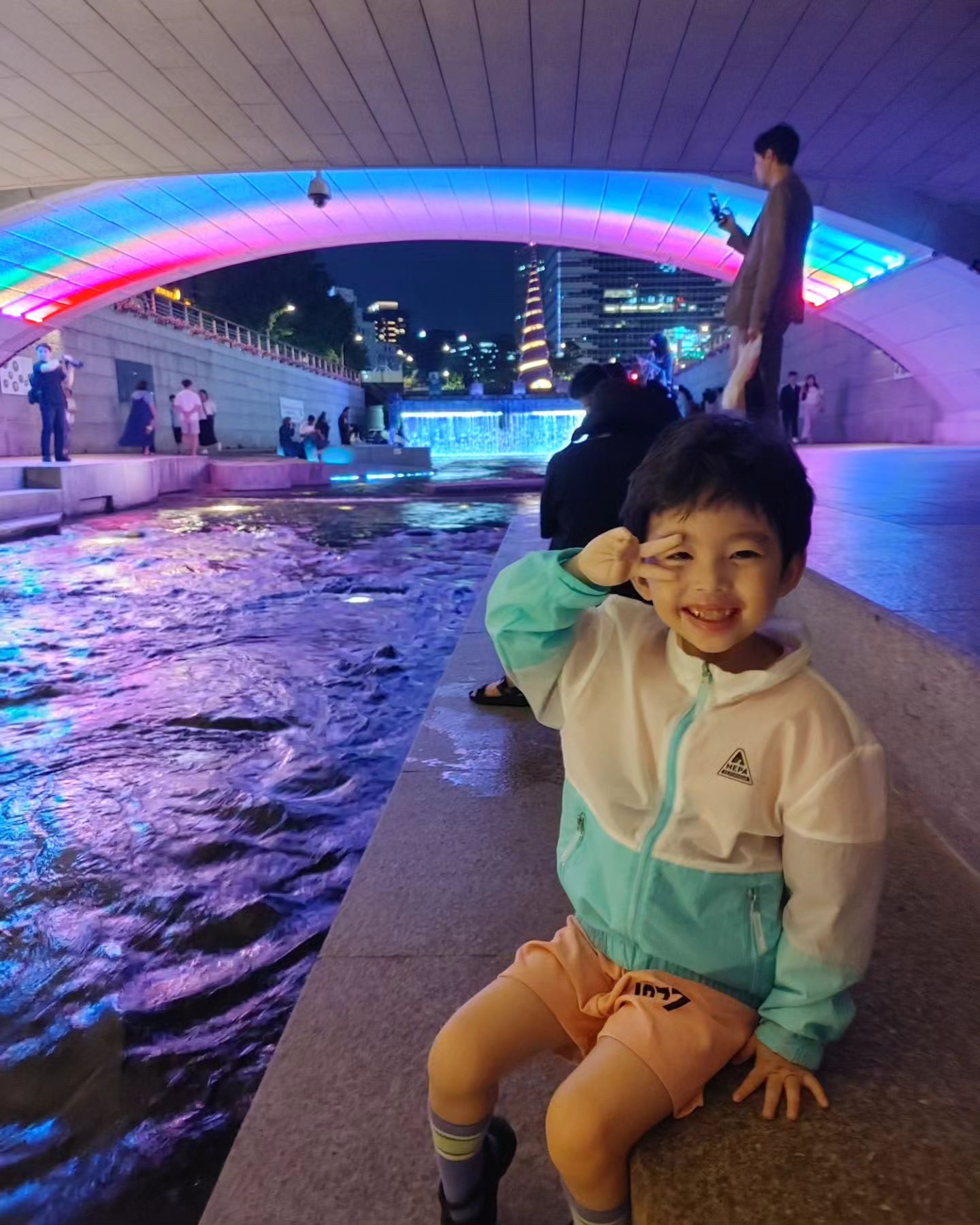 하이커그라운드에서 두시간 반 알차게 놀고
광화문 미진에서 40분 웨이팅만에 맘마먹고(애들이 너무 배고파해서 사진도 못남기고 흡입....)
마무리는 청계천에서♥
정체모를 예쁜 새가 물속을 들여다 보는데
뜻밖에 발견으로 더더더 좋았음~!!

#나들이#장소추천#청계천#시원 하고#감성 돋고#쵝오#좋아요#아들 #조카 가 좋아하니 나도♥