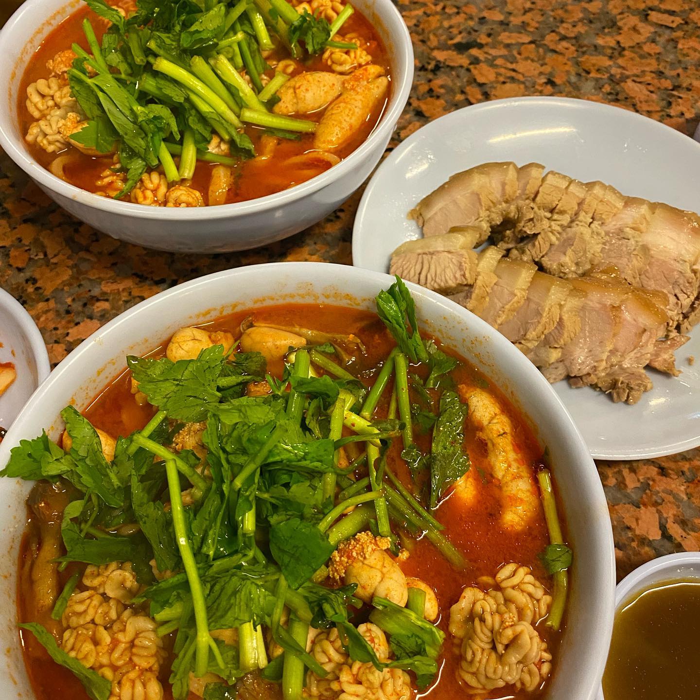 ☀️하니칼국수☀️

내 최애 칼국수집!!
칼국수도 맛있고 수육도 맛있고

포장,밀키트도 가능!!
무조건 먹어봐야함😁강추강추

#하니칼국수 #신당동맛집 #신당동하니칼국수 #동대문맛집 #칼국수맛집 #알곤이칼국수 #알고니칼국수 #칼국수맛있는집