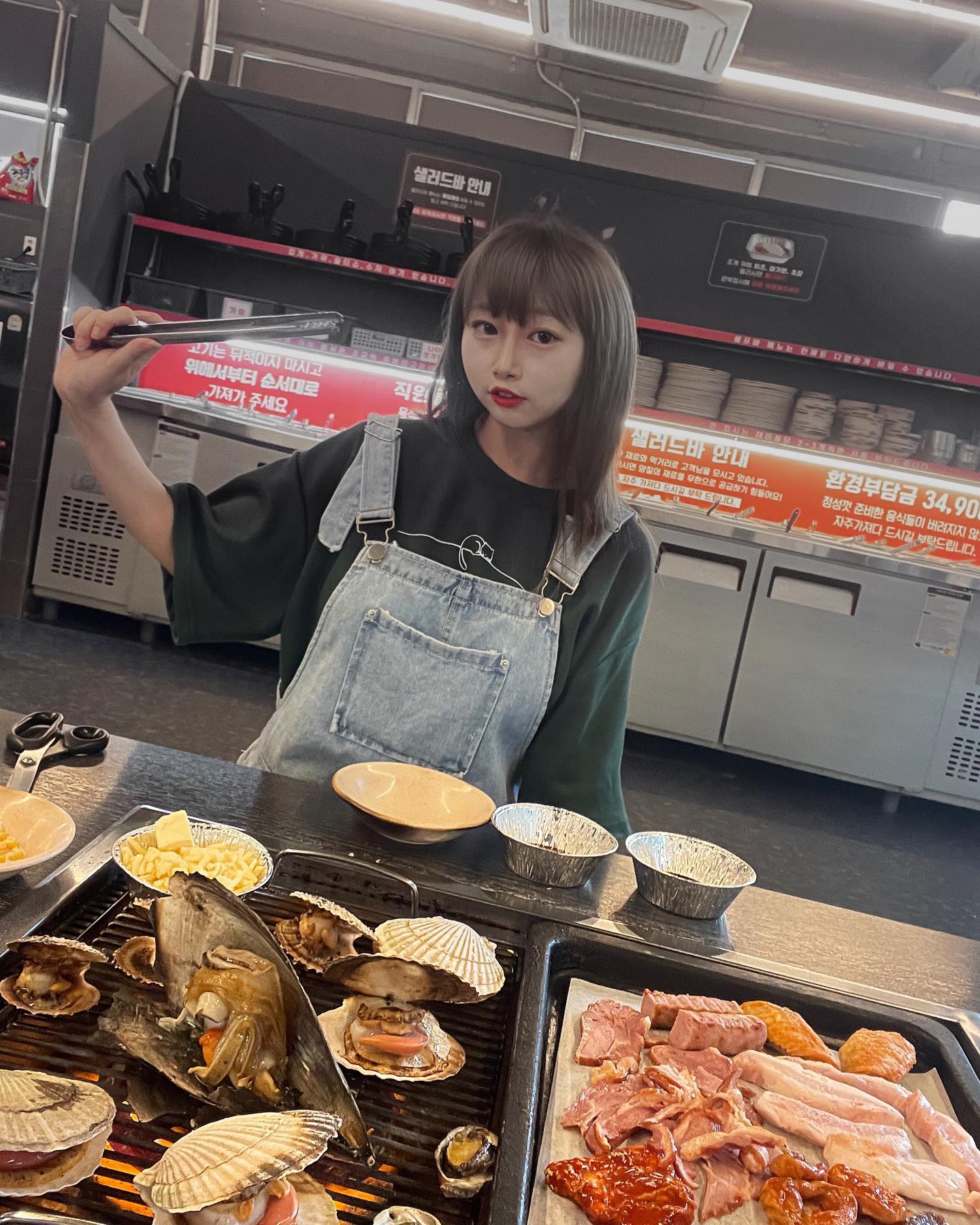 #협찬 해산물 러버 이도비 이번에 대구 달서구에 위치한 조개창고에 갔다 왔어요! 
조개 창고는 맛있는 조개구이가 시간제한 없이 무한리필!!이라는 점!! 거기에 조개뿐만 아니라 소고기+돼지고기+조개구이+셀프 조개찜+사이드바를 동시에 즐길 수 있고 
그 외 음/주류, 라면, 햇반 등 같이 먹기 좋은 식사류까지 준비 완료👌

제가 방문했을 땐 수조 청소 중이라 조개들이 나와있었지만 그럼에도 싱싱한 조개에 치즈+버터 한 조각 넣어서 끓인 다음 잘 익은 조개를 퐁듀처럼 찍어 먹으면 완전 꿀맛 인정👍 
모든 게 셀프라서 원하는 만큼 편하게 가져다 먹으면 돼요 :) 
저처럼 해산물 러버라면 얼른 조개 창고 달려가 보아요!!

📍대구 달서구 명천로 43 길섶한우건물 2층 조개창고
📍주차⭕️

#대구 #대구맛집 #해산물 #대구핫플 #진천동맛집 #대구술집 #조개구이 #대곡맛집 #달서구맛집 #대구조개창고 #조개구이맛집 #조개구이무한리필 #무한리필맛집 #맛스타그램 #핫플추천 #대구무한리필 #조개창고 #먹방 #먹스타