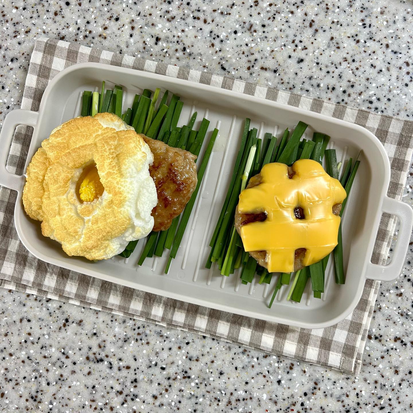 #제품제공 오늘은 맛있는 떡갈비와 새콤달콤한 부추무침 조합🤍👩🏻‍🍳

📌부추무침 레시피
+세척한 부추를 3-4등분으로 자른다
+고추장 고춧가루 식초 매실액 설탕 참기름 간장 넣고 양념장 만들어준다
+손질한 부추넣고 버무려 주면 끝ෆ 

☑️200회 이상 치대기로 육즙이 풍부한 바로본 아로니아 떡갈비
☑️아로니아 떡갈비-국내산 돼지갈비살에 아로니아를 넣은 담백한 오리지널과 고소한 견과를 넣은 견과맛 2종
☑️밥반찬,햄버거,맥주안주,간식으로 최고
☑️개별 포장으로 되어 있어 위생도 잡고 간편하게 1팩씩 꺼내 쓰기도 편해요!

이 쫀득한 떡갈비맛 다 맛봤으면,,🤍👩🏻‍🍳

#바로본 #햇살푸드 #햇살푸드시스템 #아로니아장터떡갈비 #아로니아떡갈비 #떡갈비맛집 #밥반찬 #집밥요리 #집밥메뉴 #집밥레시피 #아이반 #도시락반찬