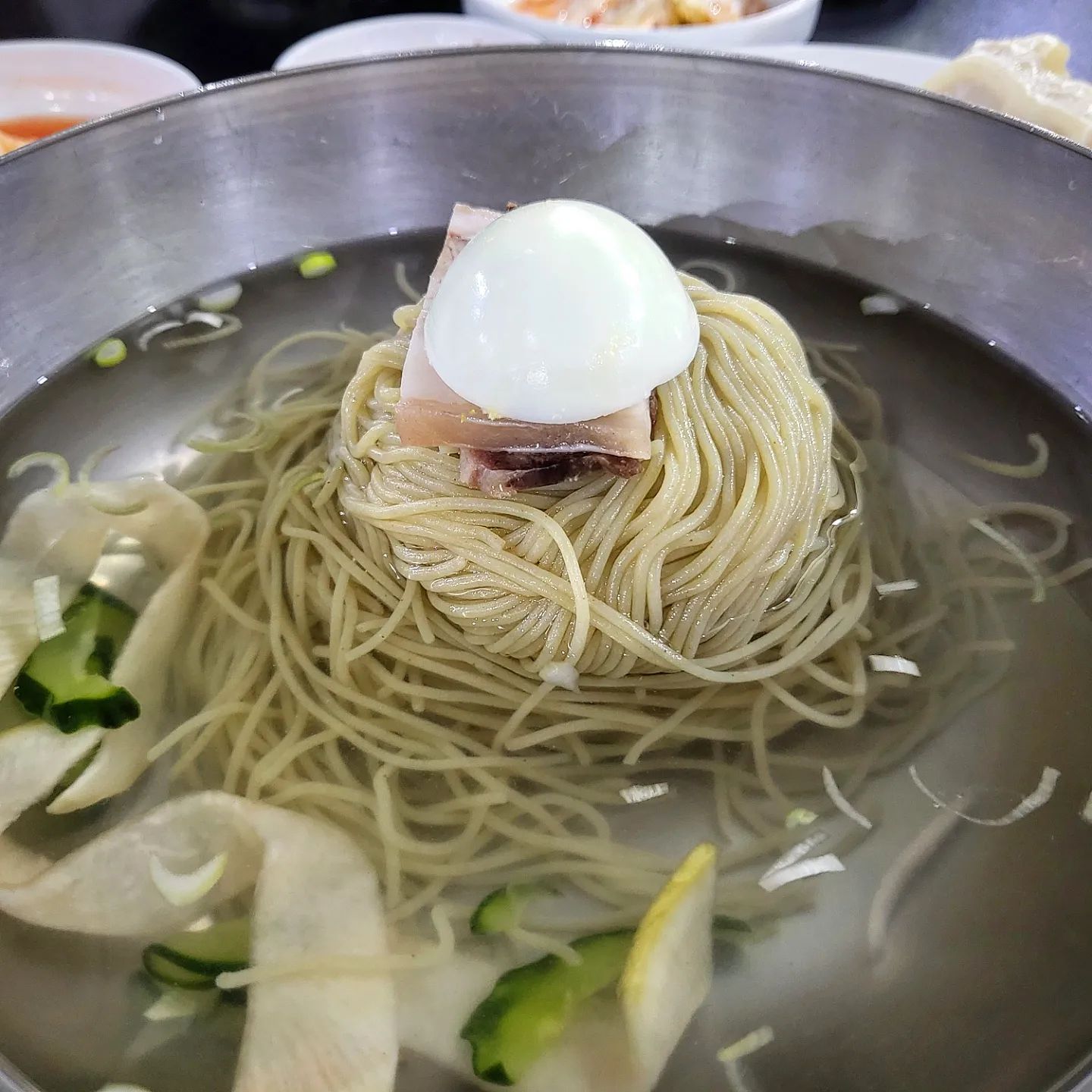 2주간 아데노바이러스로 정말 너무너무 아팠다. 한번 시작하면 멈출 줄 모르는 기침에 목은 찢어지고 잠도 못자고ㅠ.ㅠ 😢😢
그래도 안나을 줄 알았던 지긋지긋한 아데노도 지나가고.. 👌

주말엔 평냉먹으러...🩷
나으니 정말 살 것 같다 건강이최고야!! 

#평양냉면 #피양옥 
#녹두전냉제육만두까지
#남더라도다시켜 #남았게안남았게
