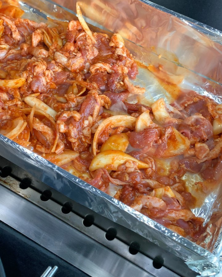 #둔촌동 #배나무집 

강동구 택시 기사님들도 이름만 대면 모두 아시는 술맛이 배가 되는 오리고기 맛집. 야외 배나무 그늘아래에서 오리고기를 철판구이에 볶아먹는 오리고기 전문점이다. 여름에는 야외자리가 만석일 정도로 인기라고 하니 부지런히 서두르기!

다녀온 뒤로 자꾸만 아른거리는 빨갛게 무친 오리양념에 이 집의 킥 ‘참나물’을 맛있게 익었을때 쯤 투하해주시는데 풍미와 향긋함이 두배! 몇 접시나 리필해 먹었는지 기억도 안남. 어린 오리를 사용해 살이 연하고 부드럽고 몸보신 제대로 하고 왔다..

마지막으로 살얼음 동동 띄워 나오는 새콤달콤 시원개운한 열무국수로 입가심하는 것 잊지말기🥶🧊

📍 서울 강동구 동남로 585
💸 한마리(기본 2인분) 50,000원
💸 열무국수 7,000원

#술꾼돼지_둔촌동 #둔촌동맛집 #둔촌동술집 #둔촌동배나무집 #배나무집 #오리고기 #오리 #몸보신 #보양식 #일상 #소통 #좋아요 #선팔 #맞팔 #먹팔 #먹스타 #먹스타그램 #맛스타그램 #술스타그램 #맛있다 #먹방 #존맛 #꿀맛 #foodstagram #foodie #food