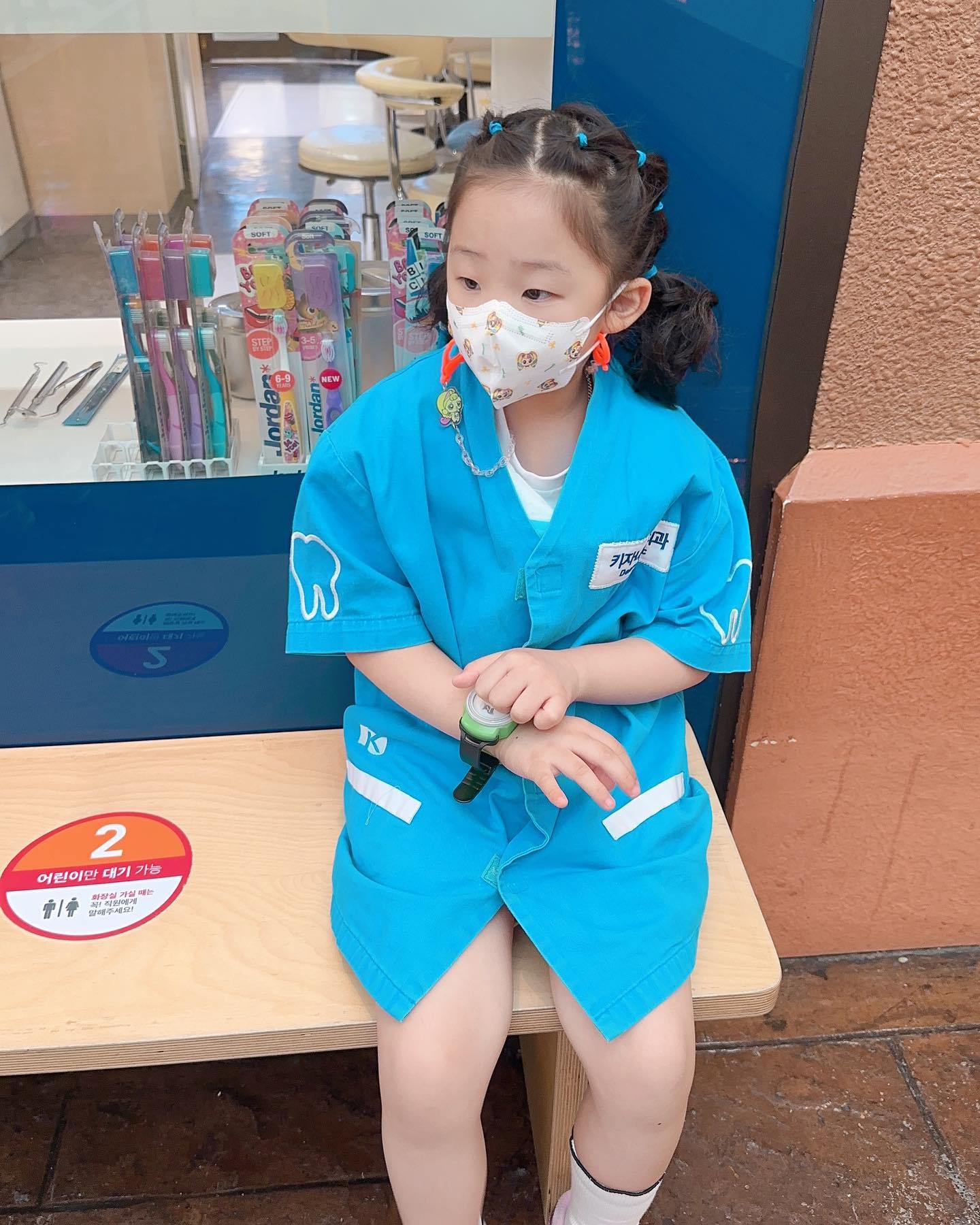 230531

작년 여름방학때 사람이 너무 많아서 3개밖에 못해서 아쉬워서 다시 방문한 #키자니아서울 

이번에는 13개 체험하고 너무 좋아했당😍

딱 한가지 아쉬운건 미용체험이 쉬는날🥲

체험하고 키조 벌어서 작년에 모은 키조랑 더해서 태윤이 자동차1개랑 본인 색연필/노트 세트도 사온 하윤이👍

처음으로 혼자 들어가서 결제도 해봤다구 한당🥰

다음에 또하고 싶다고 했던ㅋㅋㅋㅋㅋ

#키자니아 #어린이직업체험 #직업체험 #13개체험클리어 #키자니아잠실 #키자니아체험 #유아직업체험 #조카랑 #조카랑놀기 #조카스타그램 #seonyee