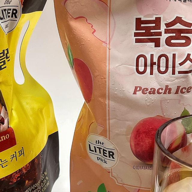 뺀질커플 동거밥상🍓 on Instagram: "#광고 얼죽아 그리고 복티 🧊🍑 1L 아메리카노와 복숭아 아이스티 쟁여놓기 ..👀 요즘 집에서 간식을 먹는 시간이 많아서 원하는 만큼 따라 마실 수 있는