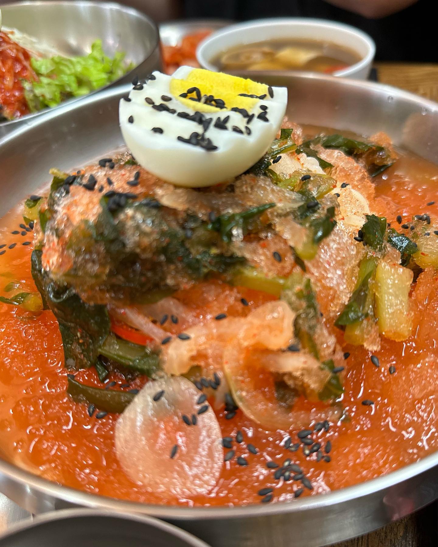 국수가 맛있는걸 처음 알게 된 찐맛집❤️ [나는 국수다]

중랑구 이마트 뒤쪽에 작게 있는 나국수! 세가지 국수를 시켰는데 진짜.. 멸치 육수가 장난이 아니다😲 엄청 찐하고 먹자마자 크으! 소리가 절로 나오는 멸치육수! 거기에 더위를 한번에 해결해줄 열무국수까지 국수가 이렇게 맛있어도 되나 싶은 집..🤫❤️ 나만 알고싶다❤️

🍜재미있는 포스터와 깔끔한 내부
🍜기존의 국수의 틀을 부순다!
🍜양념도 자극적이지 않게 맛있게!
🍜배터지는 양😊
🍜집가서 계속 생각나는 맛이라규..
🍜이정도면 일주일 5국수 가능
.
.
.
#내돈내산 #국수 #국수맛집 #육수 #맛도리 #중랑구 #맛집 #맛집추천