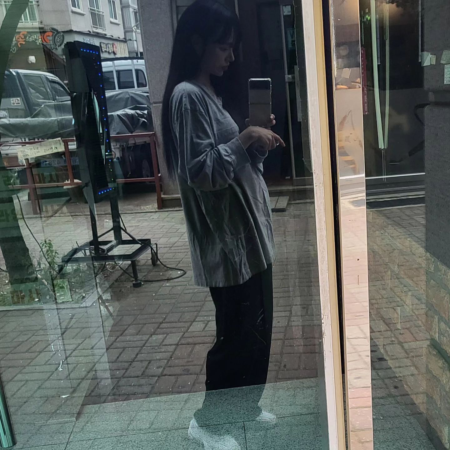😳
대학생 처럼 보이고 싶었으나 얼굴이 실패였다
잠깐 잊고있었어...얼굴이 그렇지 못한거....😔
밥먹고 나와서 옷 다 구겨졌....