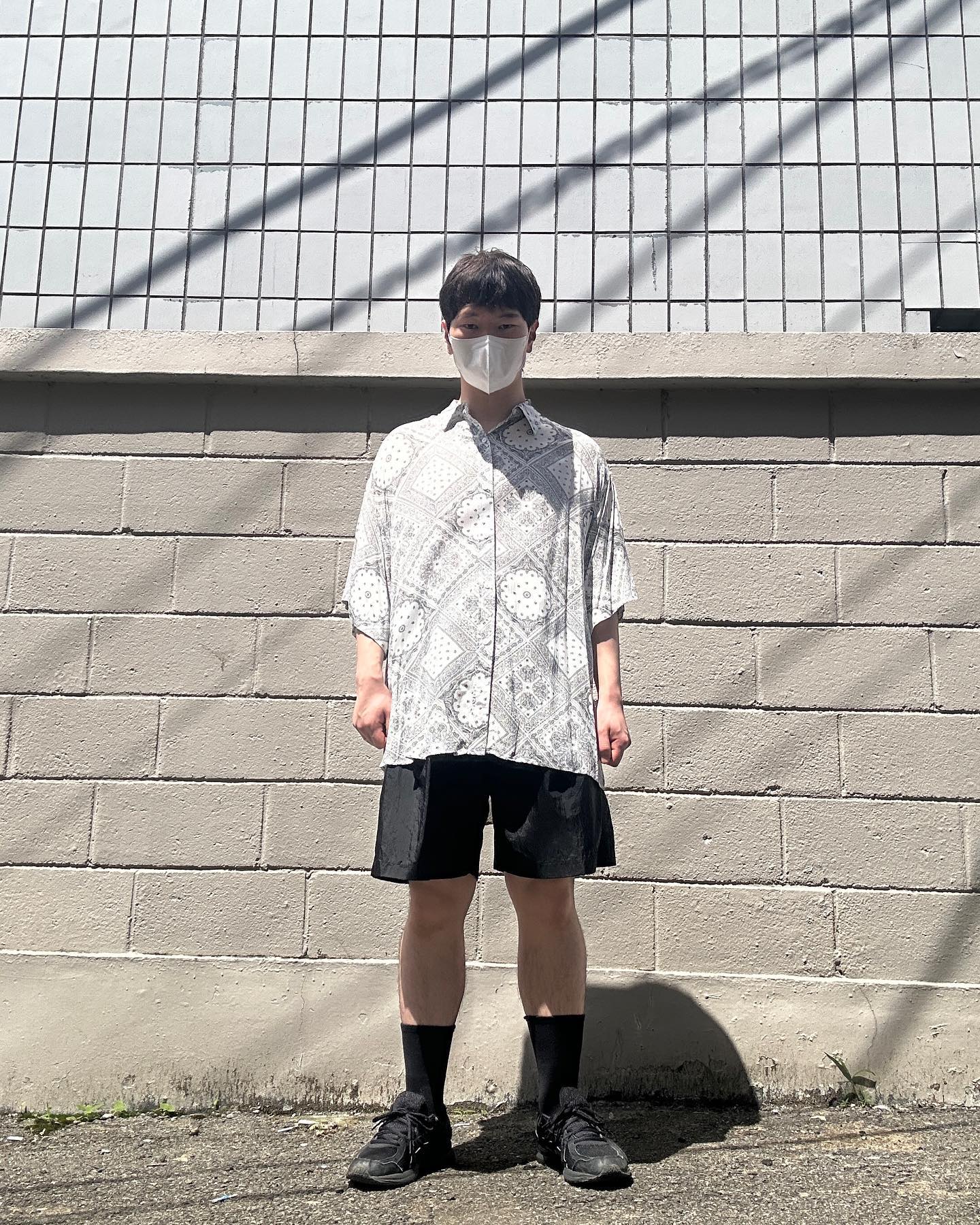 #협찬 "깡패 아님"
범죄도시2가 생각나는 셔츠를 입고 왔어요. 여름에 더워서 셔츠는 잘 안 입는데 이 셔츠는 엄청 얇아서 맨살에 셔츠 하나만 입는 옷이에요. 페이즐리 패턴이 들어가 있어서 셔츠 자체만으로도 힙한 옷이어서 그냥 반바지에 입기 좋아요. 신발은 맨날 신는 아식스로 매치해서 전체적으로 블랙 앤 화이트로 코디했어요. 이 셔츠는 2년 전에 산 옷인데 제가 예전에 산 옷들도 하나씩 꺼내면서 전부 론리클로젯에 올리고 있으니까 다들 오셔서 확인해보세요!
lonely_closet_official 
.
🔥 셔츠 : 보세
🔥 바지 : 보세
🔥 신발 : asics 
 아식스 조그 100 블랙 
.