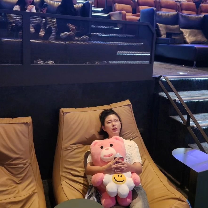 오늘 아침, 푹자고있었는데
밖에서 계속
광어회 대마도입니다
광어회 대마도입니다
광어회 대마도입니다
이런 소리가 들렸다

'대마도에서 광어를 잡아서 판다고?'
소리가 더 멀어지기전에 궁금함을 해결하고싶어서 바로 일어났다

귀 기울여서 잘 들어보니
방울 도마도입니다
방울 도마도입니다
방울 도마도입니다
이거였음

힝.. 내 소중한 아침잠 ㅜㅜ

#광어회 #사진도 #없고
#방울토마토 #사진도 #없으니
#사진은 #그냥 #나 #ㅋㅋㅋ
