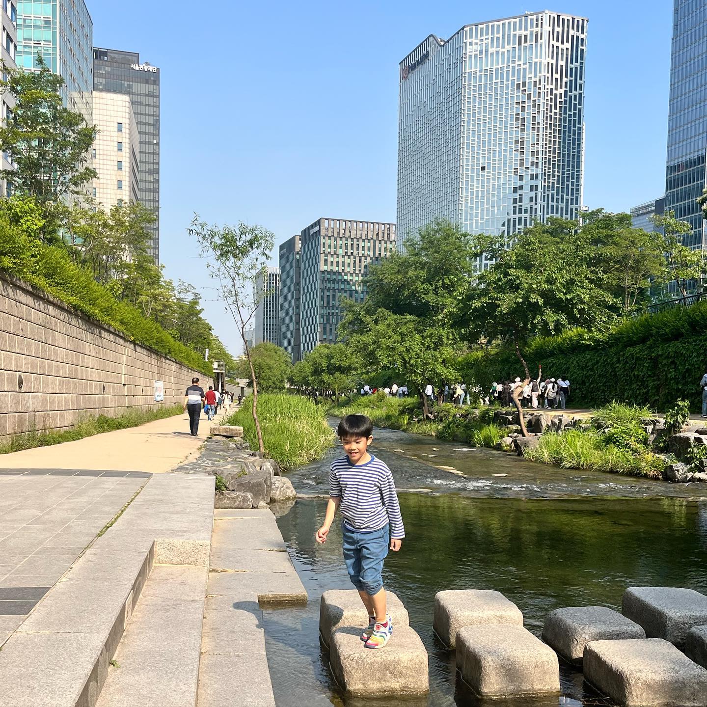 엄마품에 안겨.
저 뒤에 보이는 건물에 들어가.
부장 할아버지보고 겁먹고 울던 너가 떠오르네ㅎ

그땐 내가 퇴사하고 이렇게 나들이 나올 줄 몰랐찌ㅎㅎ

#그땐그랬지