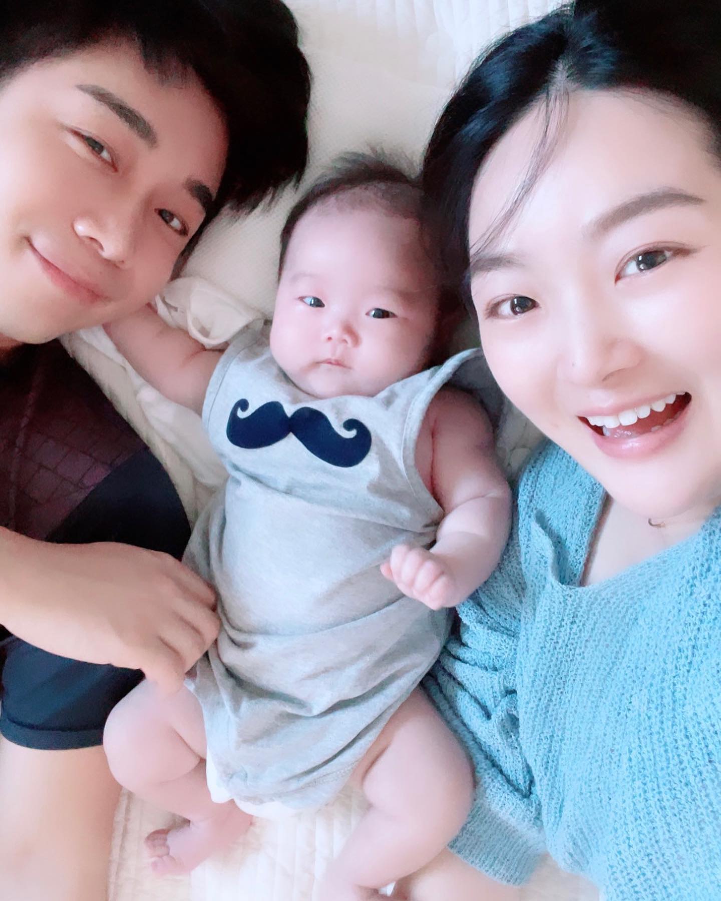 이번엔 가족사진, 닮았나요??🩵
-
누워서 찍느라고 모찌는 못참고 포기..🙄 
담에는 다 같이 도~전!! 한다