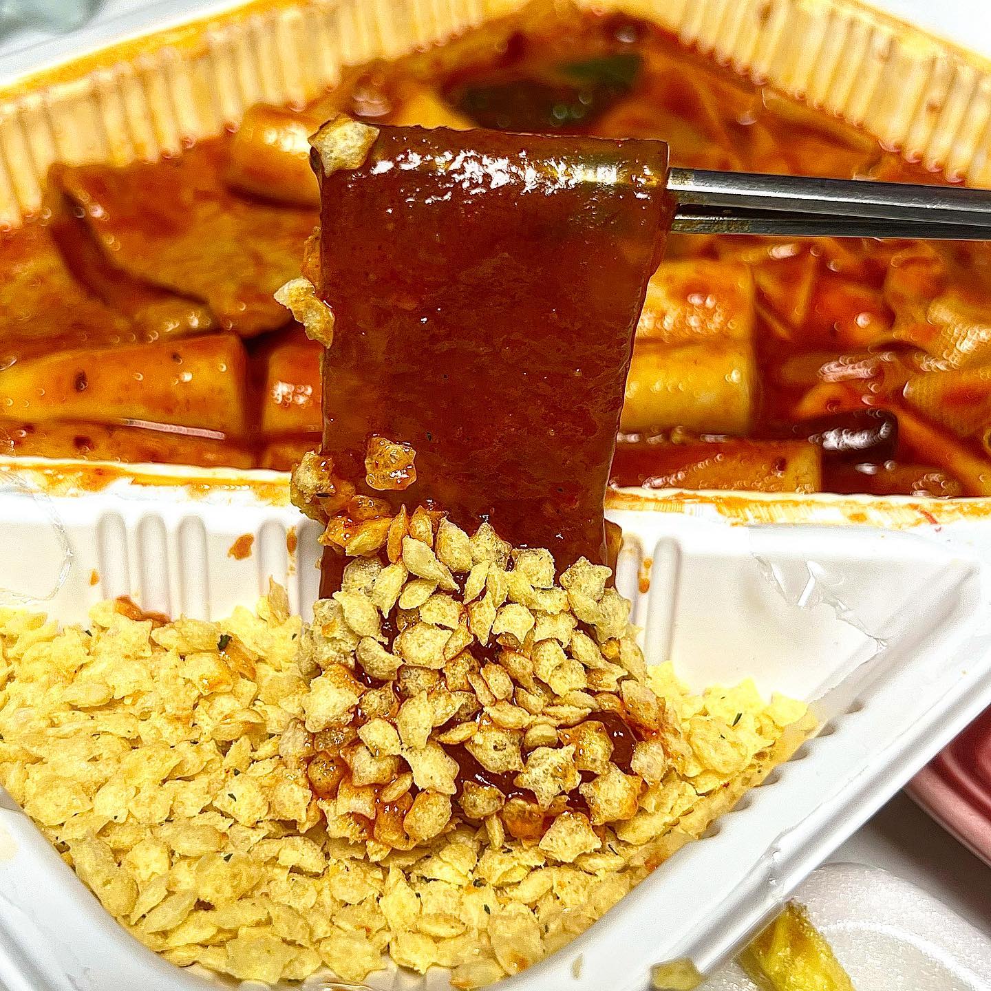 #협찬 이제 떡볶이도 마라맛이다🌶
별튀김 찍어먹는 스텔라떡볶이 #마라떡볶이

얼얼한 마라를 한번 맛보면 빠져들 수 밖에 없을걸요? 마라탕, 마라샹궈가 아닌 이제 마라떡볶이죠💛

대전 관평동에 위치한 #스텔라떡볶이관평점 은 귀여운 매장에서 먹을 수도 있는 곳이에요. 미친듯이 바삭한 튀김은 꼬옥 드셔야하는거 알죠? 스텔라떡볶이에서 튀김 안시켜먹으면 유죄🚔

이번에 나온 마라떡볶이도 맵기조절이 가능해요. 순한맛/보통맛/매운맛/아주매운맛 으로 선택 가능한데 마라 자체가 얼얼해서 보통맛도 맵습니다~

기본적으로 건두부가 있는데 납작당면은 꼬옥 시키셔야 해요! 양도 엄청 많고 양념이 쏘옥 벤 납작당면 정말 맛있어요👍🏻👍🏻

마라떡볶이 이름 답게 마라 × 떡볶이 스타일로 마라맛도 느껴지면서 떡볶이 맛도 나요~ 튀김, 김밥에 찍어먹기 딱 좋습니다.

토핑으로 별튀김은 별미✨🌟납작당면에 찍어먹는게 가장 맛있답니다~

어묵도 고급지고 쫄깃한 떡까지👍🏻 오징어 튀김, 만두튀김, 김말이 전부 다 맛있어서 튀김 더 안산게 후회됐다니까요😭
스텔라떡볶이는 60계치킨의 제 2브랜드로 매일 새기름으로 튀김이 조리되기 때문에 바삭하고 맛있어요🤤

마라 사랑하시는 분들은 무.조.건  조아할 떡볶이 입니다!

🌱마라떡볶이 (2인분 9,900원)
🌱인기튀김3종 (3,000원)

📌스텔라떡볶이 대전 관평점
위치: 대전 유성구 관평1로 23 지상1층 101호
영업시간: 11:00 - 22:00  매주 1,3번째 월요일 휴무
✅배달, 포장 가능

 #떡볶이 #떡볶이맛집 #떡볶이추천 #대전떡볶이 #대전맛집추천 #대전관평동맛집 #관평동떡볶이 #관평동분식 #대전분식맛집 #마라떡볶이 #스텔라떡볶이 #별튀김 #60계치킨 #먹스타 #foodi #mukbang #muk #떡볶이스타그램 #맛집 #먹스타맞팔 #관평동맛집 #관평 #맞팔해요