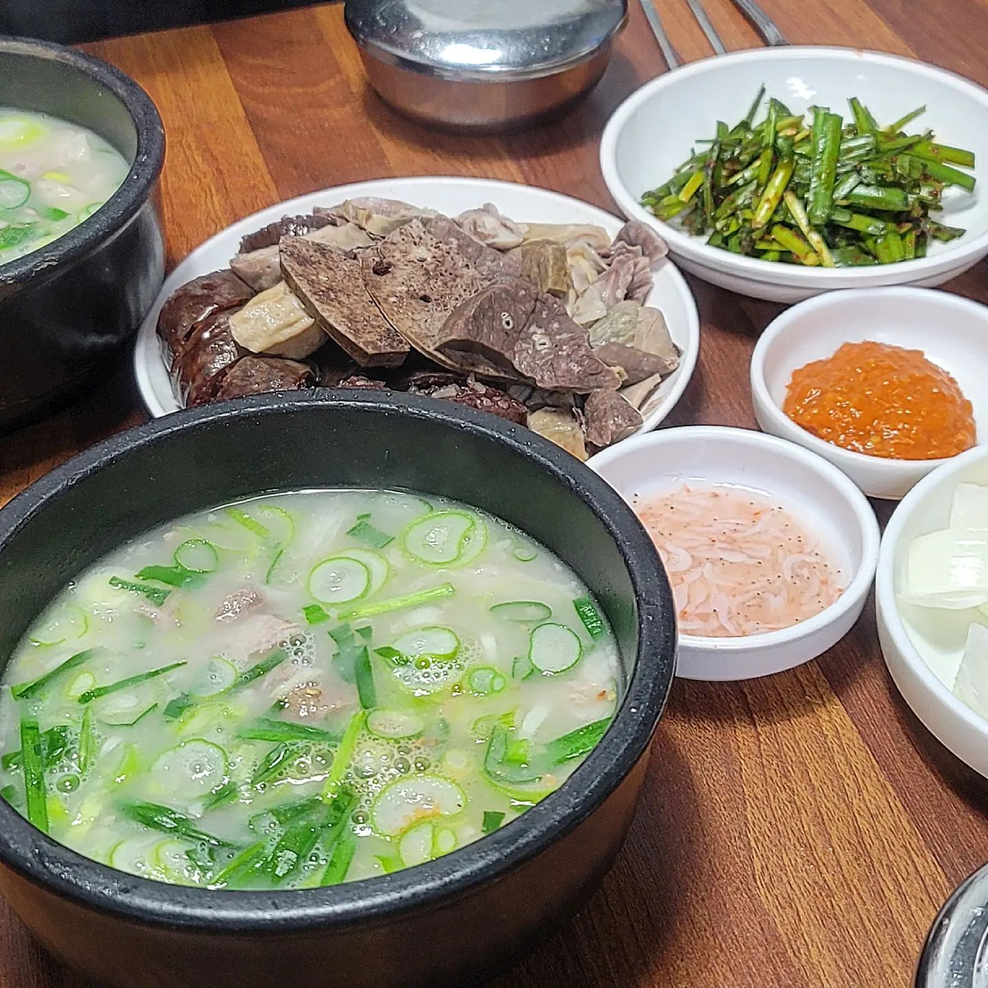 부산하면 돼지국밥 아닙니까😍
웨이팅 장난 없다는 재기돼지국밥 !!
운좋게 웨이팅 없이 다녀왔숩니당 💪

돼지냄새 하나도 안나고 완전 깔끔 그 잡채..
처음에는 그냥 먹다가 다대기 풀어서 먹으면
완뽕 각입니다욧..😂

부산가면 재방문 꼭꼭 할꺼에용 🤩🤩

#재기돼지국밥 #돼지국밥 #부산맛집 #먹스타그램 #맛스타그램 #먹팔 #맞팔 #선팔하면맞팔 #좋아요 #좋아요반사 #좋반 #food #foodstagram