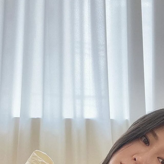 Carol Kim on Instagram: "#광고 찌릿찌릿⚡️ 좋은 화장품 열심히 사용해도 피부가 빠르게 개선되는 느낌은 들지 않았어요. 요즘 자꾸 눈이가던 바디원 미세전류팩 드디어 사용해봤는데 다음날