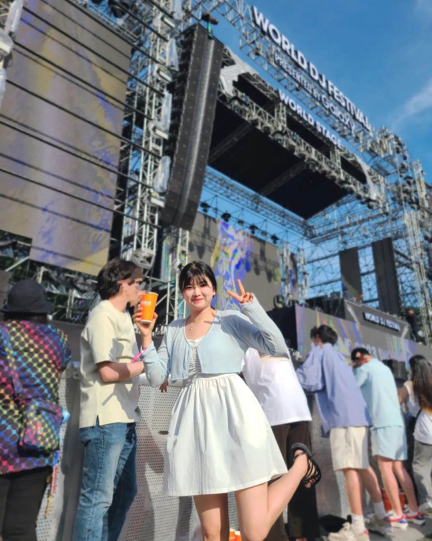 2023 world dj festival

🔥 핫걸룩을 입고 가고 싶었으나
배송이 안와서 송크란때 입기로

🐹 귀염뽀짝쓰 요정느낌으로다가
가서 노는데

정작 헤드벵잉 겁나하고 세상 다른 언니들이랑 부비부비💗 잘놀됴?

세상 보송보송하게 갔지만
마지막 피날레때 사진 보면 세상 피곤 그 잡채☠️

코로나 때문에 3년만에 간 이뎀페 ㅠ 사랑해
이 맛이지...다음날 파스 3장은 붙여주는 이 시원한맛 사랑해 또 보자

그리고 제드.. 너 어는 진짜.... 또와라 꼭와라 사랑한다... 진짜 내가 #clarity 진짜 좋아한다 ㅠ 들으면서 넘 행복했어 고마워 😭 

펜스잡은 디제이는 참고로 니키다... 직업만족도 5만팔천퍼센트 정도 되는것 같다.

#월디페 #WDF #월드디제이페스티벌 #2023 #worlddjfestival #zedd #nickyromeo #vinivici #서울랜드 #이뎀페 #이디엠페스티벌 #festival #edm #edmfestival