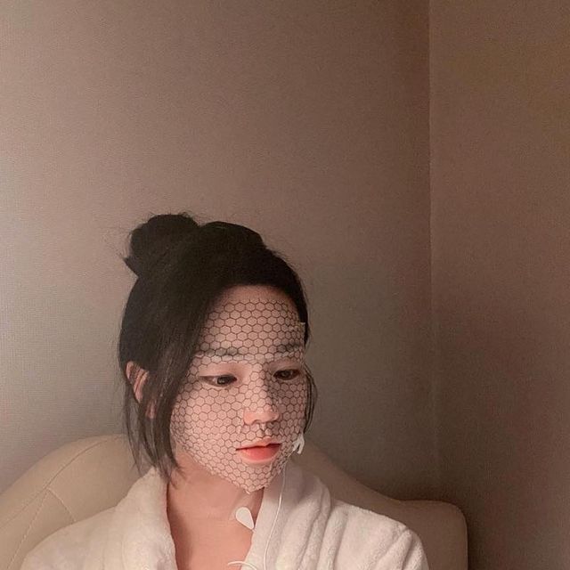 💋 on Instagram: "#광고 들어는 봤나 미세전류 마스크팩⚡️ 목까지 같이 관리하는 제품! 피부 속 깊숙히 침투하는 임상으로 확인되고, 논문으로 연구한 효과적인 제품이에요 :) 생체전류와 유