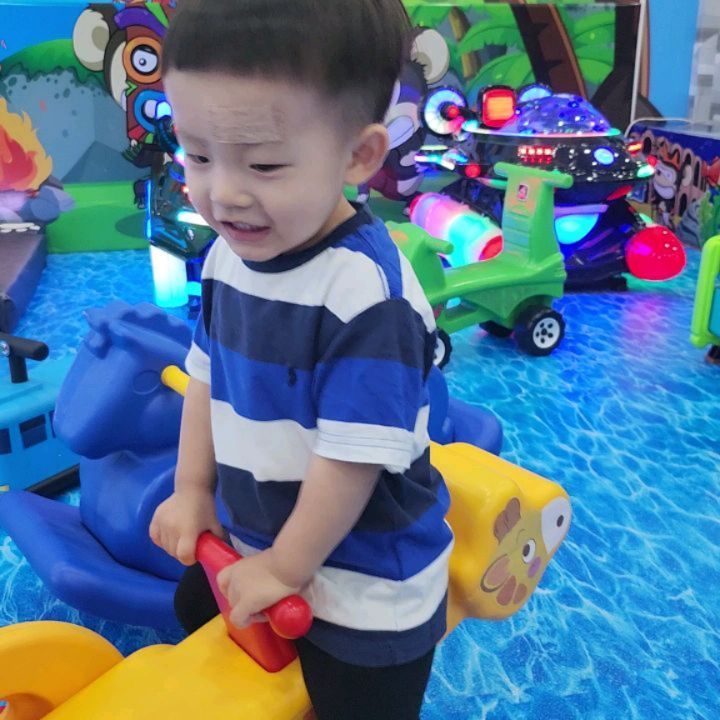 💚
오늘은 사이좋은 우우형제네

매일이 전쟁같지만
가끔 이런힐링을주는
애들 덕분에 버티는것같아용

제우가 다쳤을때
눈치안보고 육아하면서 일할수있는게
너무감사한요즘
 
아프지만말아줘💚