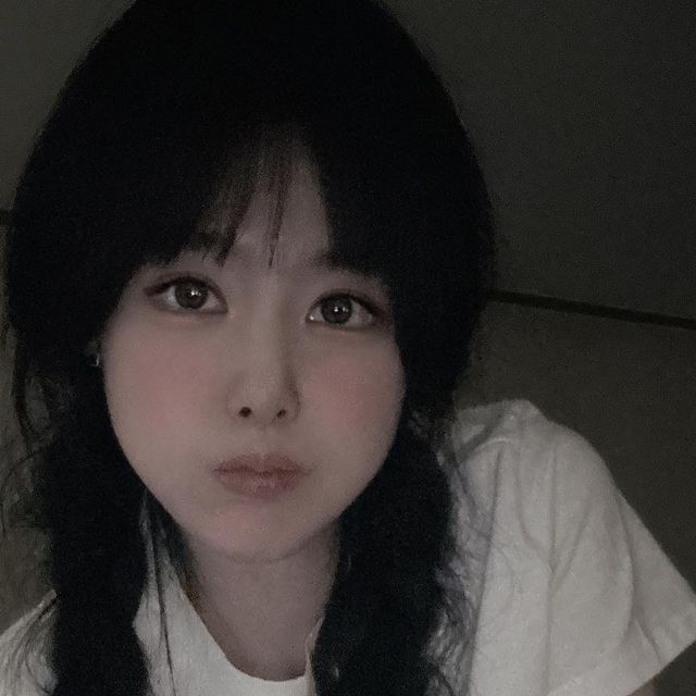 하루나 on Instagram: "#광고 @bathin.magazine 고먐미🐈‍⬛ . . . #의류#티셔츠#패션#반팔 #반팔티 #반팔티추천 #ootd #dailylook #룩북"