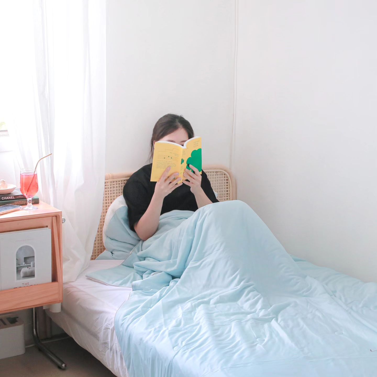 #광고 

요즘 제가 덮고지내는 #냉감이불 인데요. 촉감이 부들부들 챠르르르 몸에 착 감기는 맛이 기가맥히는 #여름이불세트 라 소개를 좀 해볼까해요.

더자샵 냉감 이불은 한국 의류 시험 연구원에서 실시한 냉감인증 테스트를 통과한 제품인데요. 아이스셀이라는 기능성 냉감 원단으로 만들어졌어요.

아이스셀은 폴리에스테르 , 폴리프로필렌을 혼합해서 만든 원단인데 열전도율이 높아서 체온을 빠르게 흡수 및 배출해 시원한 느낌이 들게 하는데요. 통기성도 좋고 땀도 빠르게 흡수되는 편이라 습한 여름에도 쾌적하게 사용하기 좋은 냉감이불 원단이에요.

​냉감 테스트시 원단이 피부에 닿은 직 후에 피부 온도가 약 08도까지 떨어져 일반 원단과 비교해서 -4도 정도 더 낮아지는 효과가 있었다고 해요.

두께도 얇고 가볍고 선물하기에도 부담없는 저렴한 가격이라 이번 여름 이불은 요걸로 pick 해보세요~

#이불 #여름이불 #이불세트 #여름이불세트 #여름침구세트 #베개커버 #여름베개 #침구세트 #이불추천 #시원한이불 #기숙사이불 #침실스타그램 #더자샵