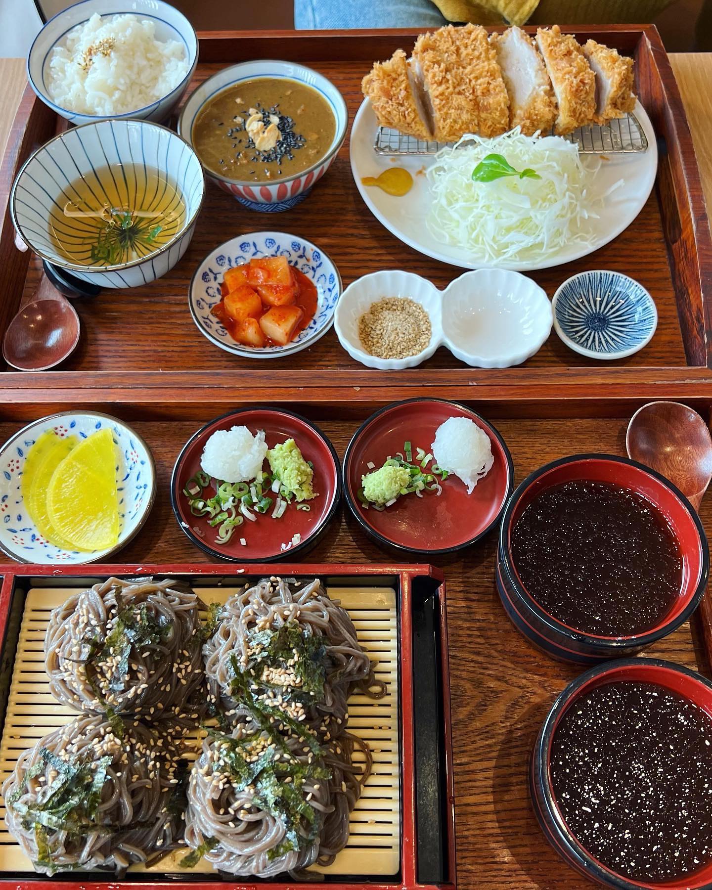 청주에서 먹은 돈가스 중 제일 맛있었던 시오카츠! 

더운 날씨에 판모밀은 필수지요~
돈가스 맛집이라고 해서 갔는데
판모밀까지 맛있으면 어떡해!🥹🩵

등심돈가스는 또 말모~
돈가스가 이렇게 촉촉할 수 있나 싶을정도로 정말 부드러워요👍

점심시간에 혼밥하시는 분들도 많아서
혼밥하러 오기에도 좋은 청주 시오카츠
재방문율 100% 입니당😍

📍충북 청주시 흥덕구 복대동 288-66
⏰ 월 일 정기휴무
  화~토 11:00~20:30
  브레이크타임 15:00~17:00