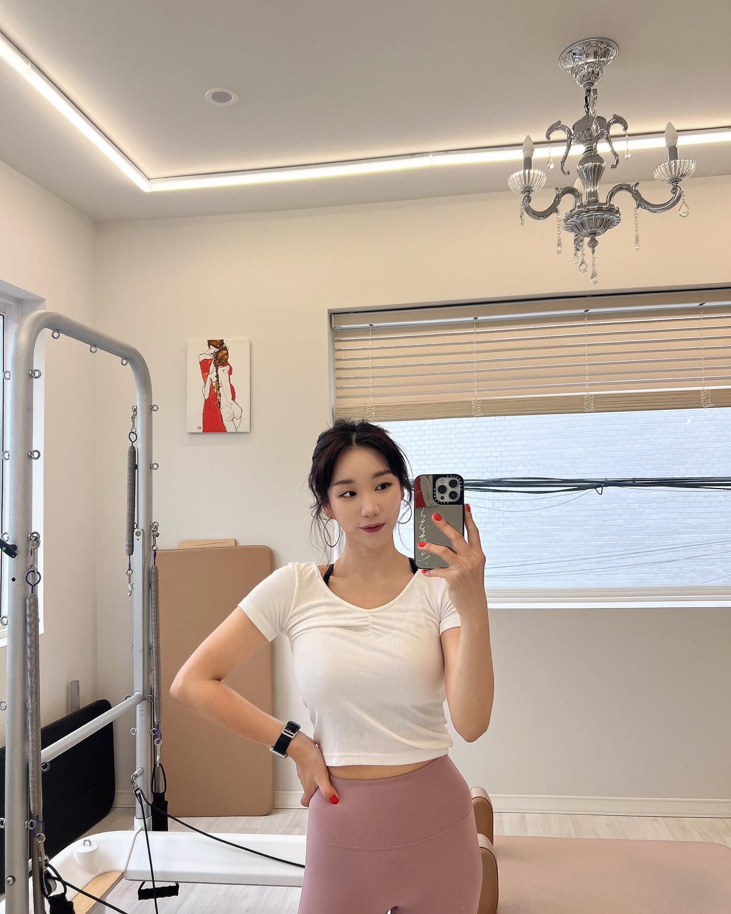 #금요일이다 
어제 완전 난리나는줄 알았는데🤣
오늘은 세상 아무일없다는듯....
넘나 덥네요....
역시 어제 우산 안가져가서 
많이 비올줄알아써여...😅
레인부츠 신을 기회 한번 빠이하고...
오늘은 엄청 덥네요...
변덕스러운 날씨에 
탈도 많이 나는데ㅜㅠ
모듀들 음식 조심하시구용!!
오늘도 #화이팅❤️ 

pilataerin #변덕날씨 #출근샷 #거울샷그램 #인증샷그램 #셀카존 #필라테스강사 #필라테스 #오운시 #오운완 #운동소통 #운동복 #운동복코디 #운동복패션 #몸매관리 #몸매스타그램 #운동그램 #selfie #ootd #stylefashion #일상코디 #눈바디샷 #주말시작 #홍대필라테스 #홍대역