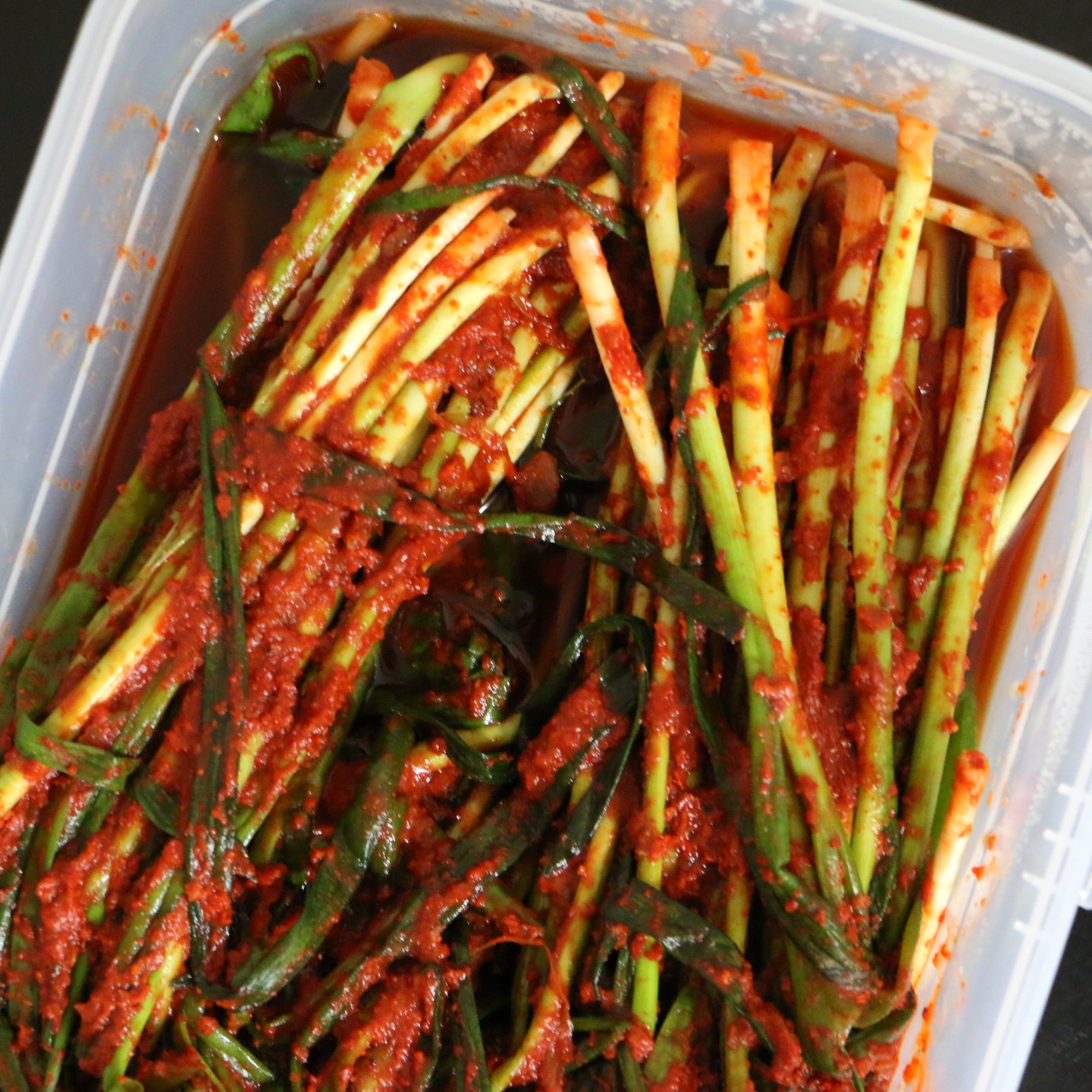 #협찬 푸울마당마켓에서 너무 맛있는
파 김치주문했어용!
들어가는 재료가 전부다 국산이라
믿고 먹을 수 있는 김치에요.
.
맵지도,짜지도 않고
간이 어쩜 그리 딱 좋고 맛있는지ㅠ
.
◆네이버에서 "푸울마당마켓" 검색
.
#푸울마당마켓 #김치주문 #파김치 #김치추천 #전라도김치 #국산김치 #kimchi #koreanfoods