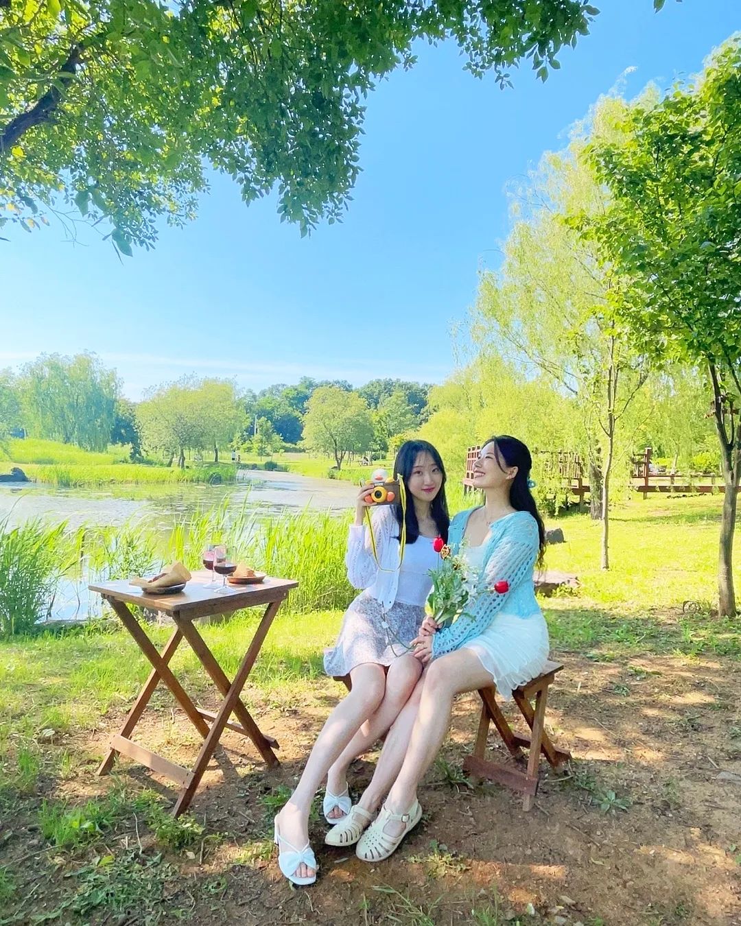 은지니랑 #피크닉데이트 💚
숲속에 요정 둘🧚‍♀️

서로 잔도 꾸며주고 이쁘다구 난리법석
웃고떠드느라 시간 훅갔댜ㅎㅎ

이거야말로 #럽스타
최응진 내꾸>_ㅇ💕 찜!

_

#카페 #엠에프티 👍
피크닉세트 빌리면 근처 공원에서 공쥬님처럼 놀수있음 마치 나와은지니처럼ㅎㅎ

_
_
_
#일상 #카페추천 #피크닉 #공주놀이 #셀피 #💚 #daily #instagood #selfie #lovely #bff #photooftheday