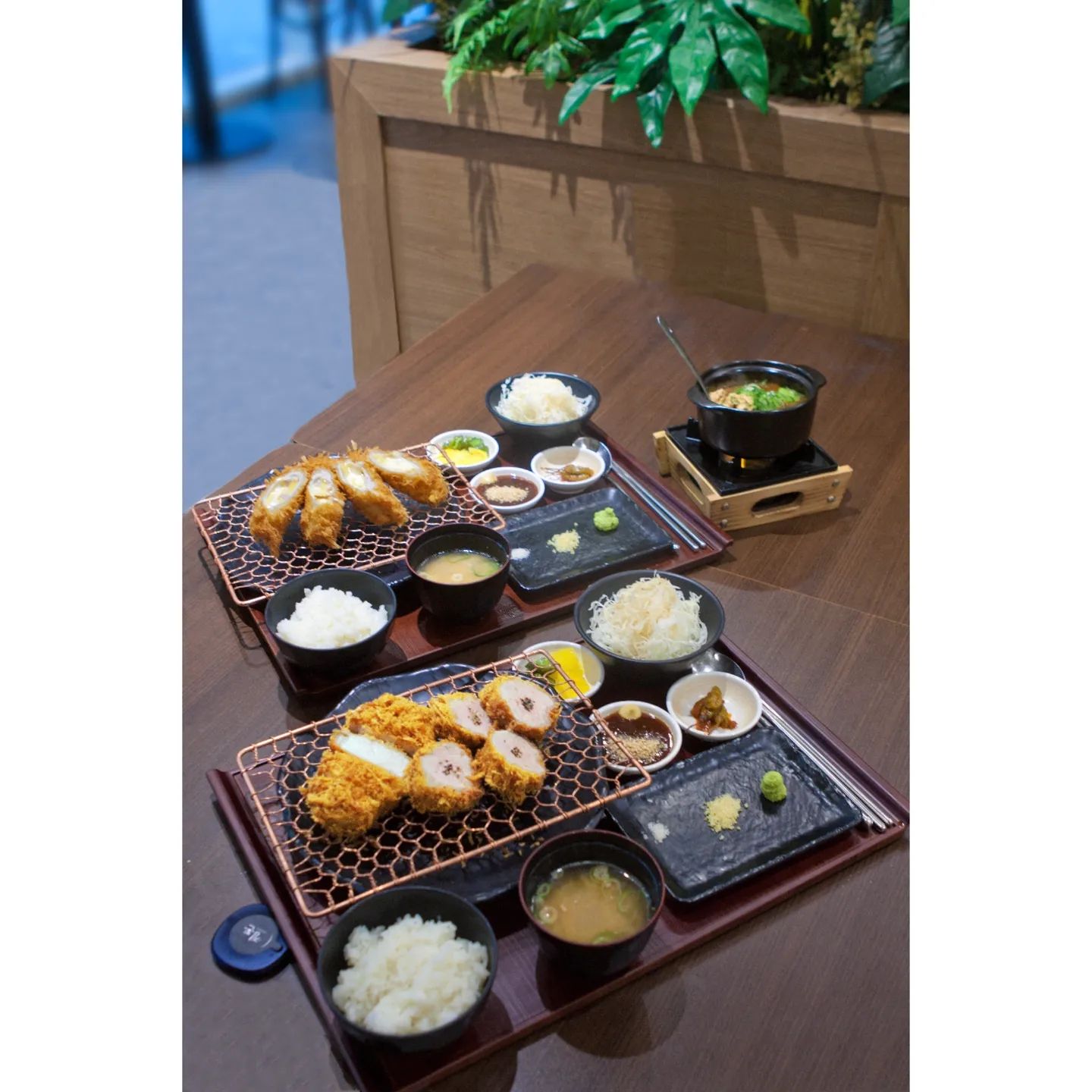 #협찬

지난주말 정돈 성수점 에서 맛있는 프리미엄 돈까스 먹고 왔습니다
정돈은 전매장 이 직영점이라 어디지점을 가도 맛과 서비스가 보장된곳 이 아닌가 싶습니다😁😁

일본에서 가장 유명한 장인의 기술을 전수받아 비계있는 등심,안심의 결을 살려 동그랗게 컷팅한 돈카츠를 한국에서 처음으로 만들어 대중화를 시켜서 그맛이 진짜 좋았고😍

전매장 직영점 이라 그런지 매일 새벽 아침부터 모든 돈카츠 및 밑반찬, 소스류를 매장에서 직접 만들어내고 있으며 본사에서 철저한 위생관리를 통해 손님께 가장 안전하고 믿을 수 있는 튀김 음식을 제공하고 있다는 군요😊


방송을 보신 분들은 아시겠지만 수요미식회, 맛있는 녀석들에서 극찬한 원조 프리미엄 돈카츠 라서 더 맛있었답니다 가정의 달을 맞이하여 오후 5시 이후 방문 고객 주류 1+1 행사중(5월22~6월말) 이니 프리미엄 돈까스 가 드시고 싶으신 분들은 한번 방문해 보시길 바랍니다😁

정돈 성수점 근처에 서울숲도 있고 sm본사도 있으니 한류컨텐츠 도 즐기고 데이트 하기에 더할나위 없는 장소가 아닌가 란 생각이 듭니다


#성수동돈까스 #성수돈까스 #서울숲맛집 #서울숲돈까스 #성수데이트 #성수핫플 #성수맛집 #정돈 #정돈돈까스