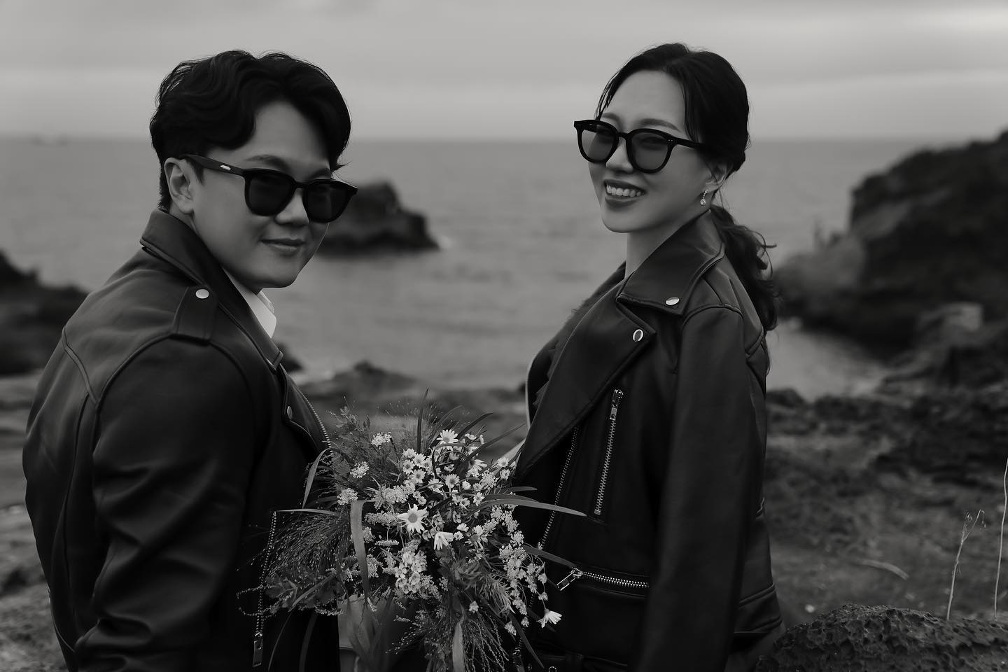 드디어 D-1🔥🔥🔥
6/10(토) 18시 드디어 장가갑니다
많은 분들에게 연락드리고 싶었지만 오랜만의 연락이 부담이 될거같아 연락드리지 못했습니다🥲
결혼 준비하며 도움주신 많은 분들과 많은 축하메세지 너무 감사합니다😍😍
항상 주변에 감사하며 받은 축복들 배풀며 행복하게 살겠습니다🔥🔥
.
.
.
#결혼 #웨딩 #스냅사진 #결혼식 #신혼여행 #신혼부부 #좋아요