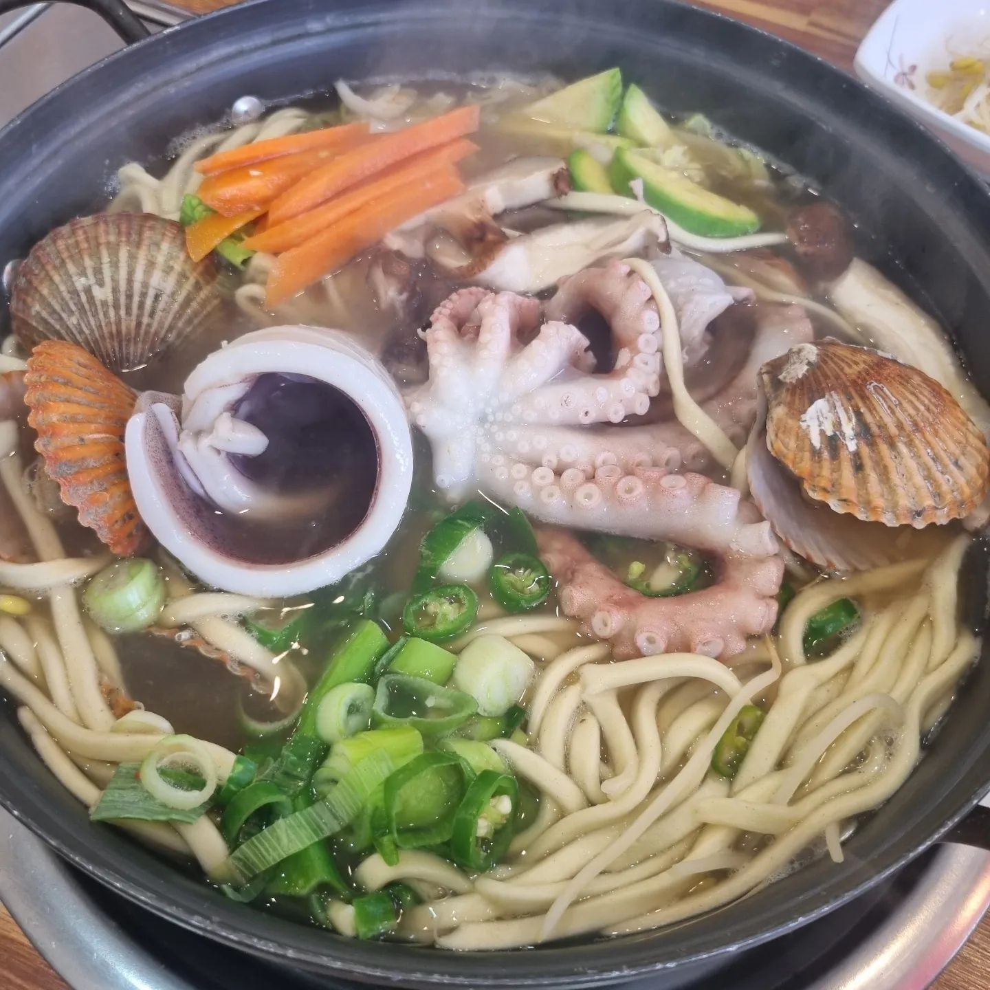 #먹스타그램
전날 친척들과 마신 술을 해장하려고 찾아봤던 #여수칼국수맛집
​
해물 양도 엄청 많고 종류도 다양해서
끓이면 끓일수록 국물이 진해져서 해장하기 딱 좋은 #해물칼국수맛집
​
떡만둣국이랑 해물파전도 맛있어서 와구와구 다 먹어치움!! 
-
❣️#죽림해물칼국수
​❣️전남 여수시 소라면 죽림중앙로 42 1층
❣️061-686-0580
❣️매일 11:00~21:00
 (매주 수요일 정기휴무)
 (당일 준비한 재료 소진시 조기마감)
-
#여수 #여수맛집 #여수죽림맛집 #여수소호동맛집 #여수칼국수맛집 #여수파전맛집 #여수가성비맛집 #여수콩국수맛집
#오늘아님​​​​​​​​​