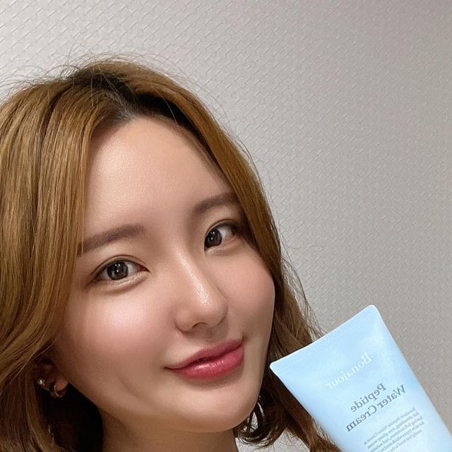 𝒟𝒶𝒽𝑒𝑒 𝒿𝑒𝑜𝓃𝑔 🇰🇷 on Instagram: "#광고#보나쥬르#펩타이드워터크림 수분은 부족하지만 더운 여름에 두꺼운 느낌의 크림 제형은 NO 🙅🏻‍♀️ 하지만! 펩타이드워터크림
