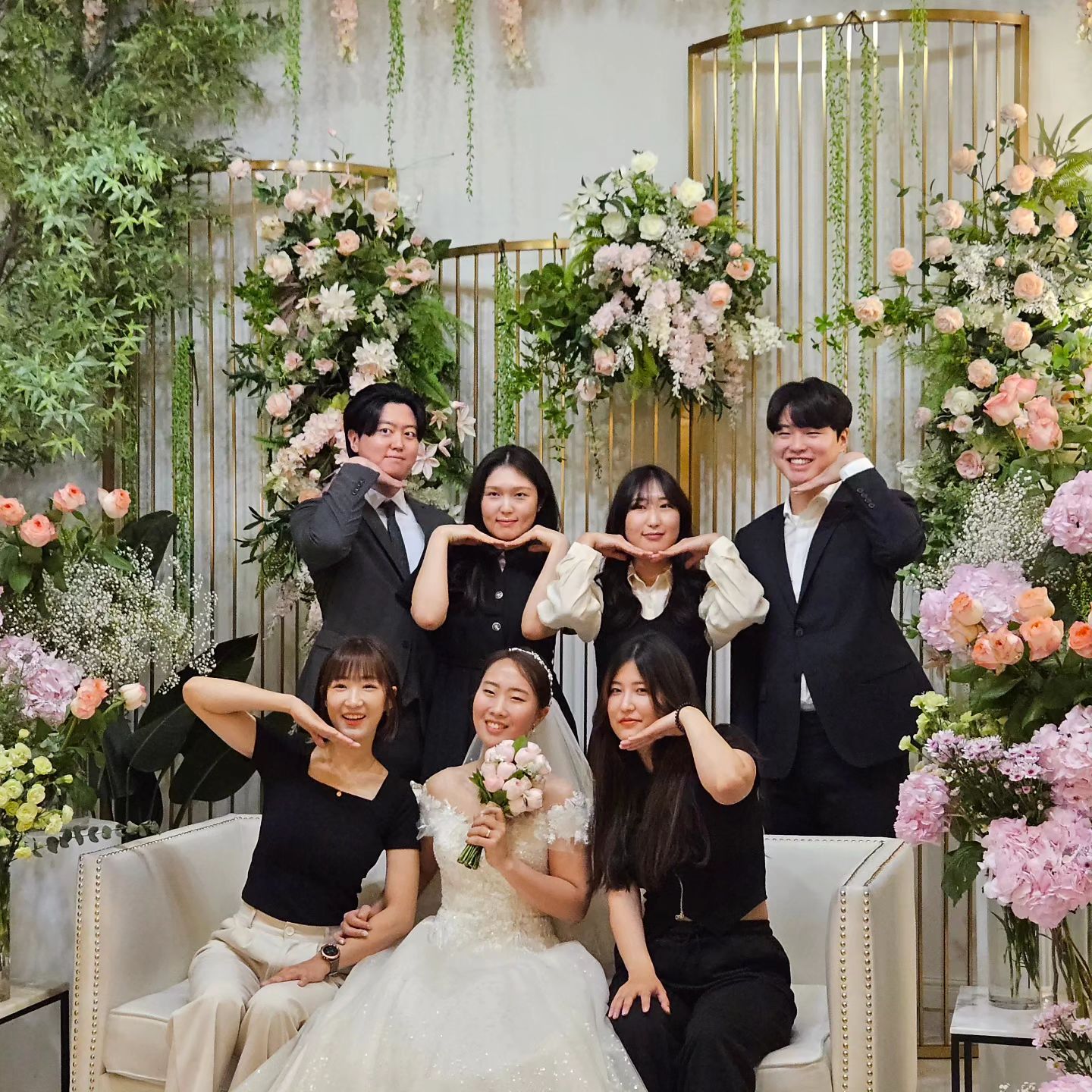 김씨네 패밀리 첫 결혼식👰‍♀️🤵
너무 예쁜 신부 예림이🥹
김씨들 더 나이먹기전에 종종 모이기