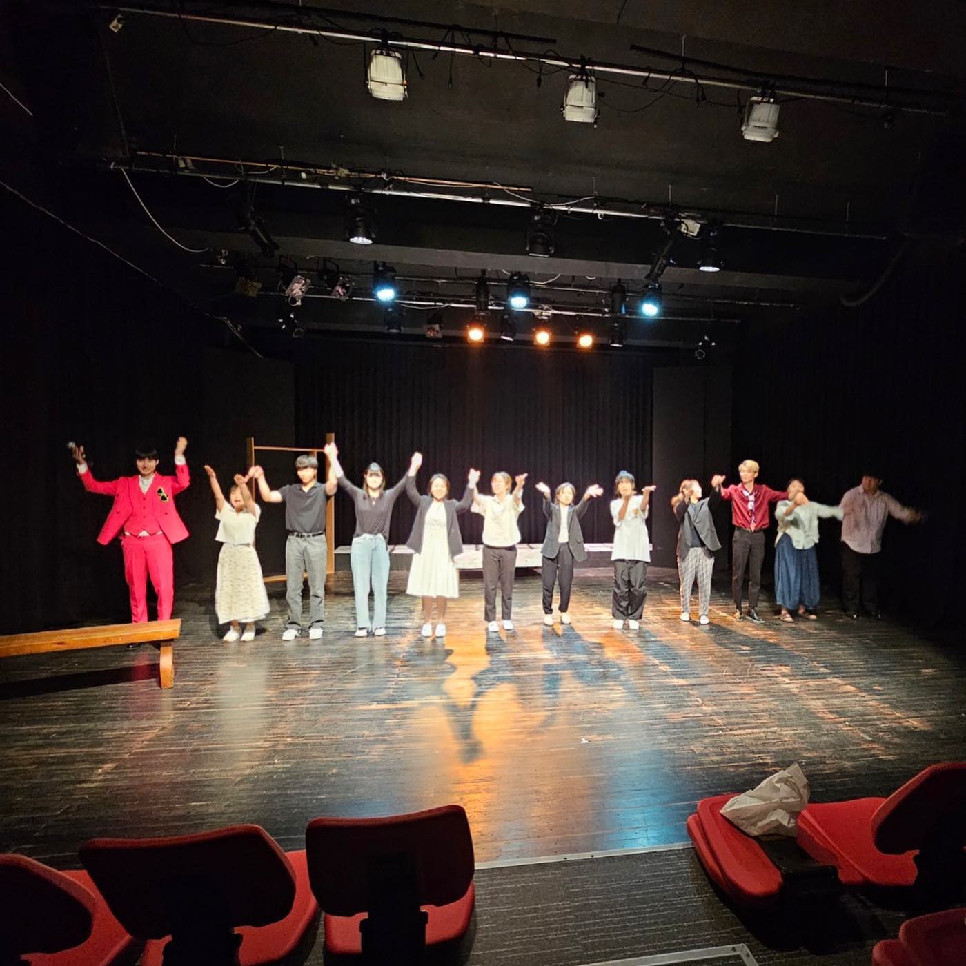 2023-1학기 강원대학교 기초연기반 기말공연, <다시, 봄날>

손으로 발로 꼽으라면 꼽을 수 있을 정도지만 그래도 나름 무대 많이 섰다고 생각했는데, 정작 무대 위의 내 모습을 보는건 아직 낯설다! 가끔씩은 처음 보는 사람 같다… 실제로 주름지고 흰 머리가 난 내 모습은 처음 본 게 맞지만ㅋㅋㅋㅋㅋ

어쩌면 당연한 일일지도 모르겠다. 무대 위에 서서 내가 아닌 인물을 연기하고 있노라면 내 안의 상념들은 자유로워지고, 텅 빈 껍데기를 다른 것으로 채우는듯 한 기분을 느낀다. 일상에서 짓지 않는 표정과 몸짓을 짓는다. 그런 지점의 것들이 내가 이해한 ‘틀깨기’의 개념이다. 4년전에는 이해하지 못했던 것을 이번 기회를 통해 새삼 이해한 것 같다.

덕분에 칭찬 많이 들었습니다. 수업 듣길 너무 잘했다. 김춘자라는 좋은 캐릭터를 만나 새로이 기량을 키웠고, 좋은 공연을 모두와 함께 성공적으로 올렸고, 황운기 교수님과 문화프로덕션 도모 분들 그리고 기초연기반 분들과도 좋은 인연 많이 맺고 갑니다. 우리 다음에 또 다른 무대에서 봐요! 봄이 지나가면 또 다른 봄이 오기에… 기다리면서 열심히 살다 보면 다시, 봄날.

#다녀왔진_공연 #춘천문화생활아카이브
