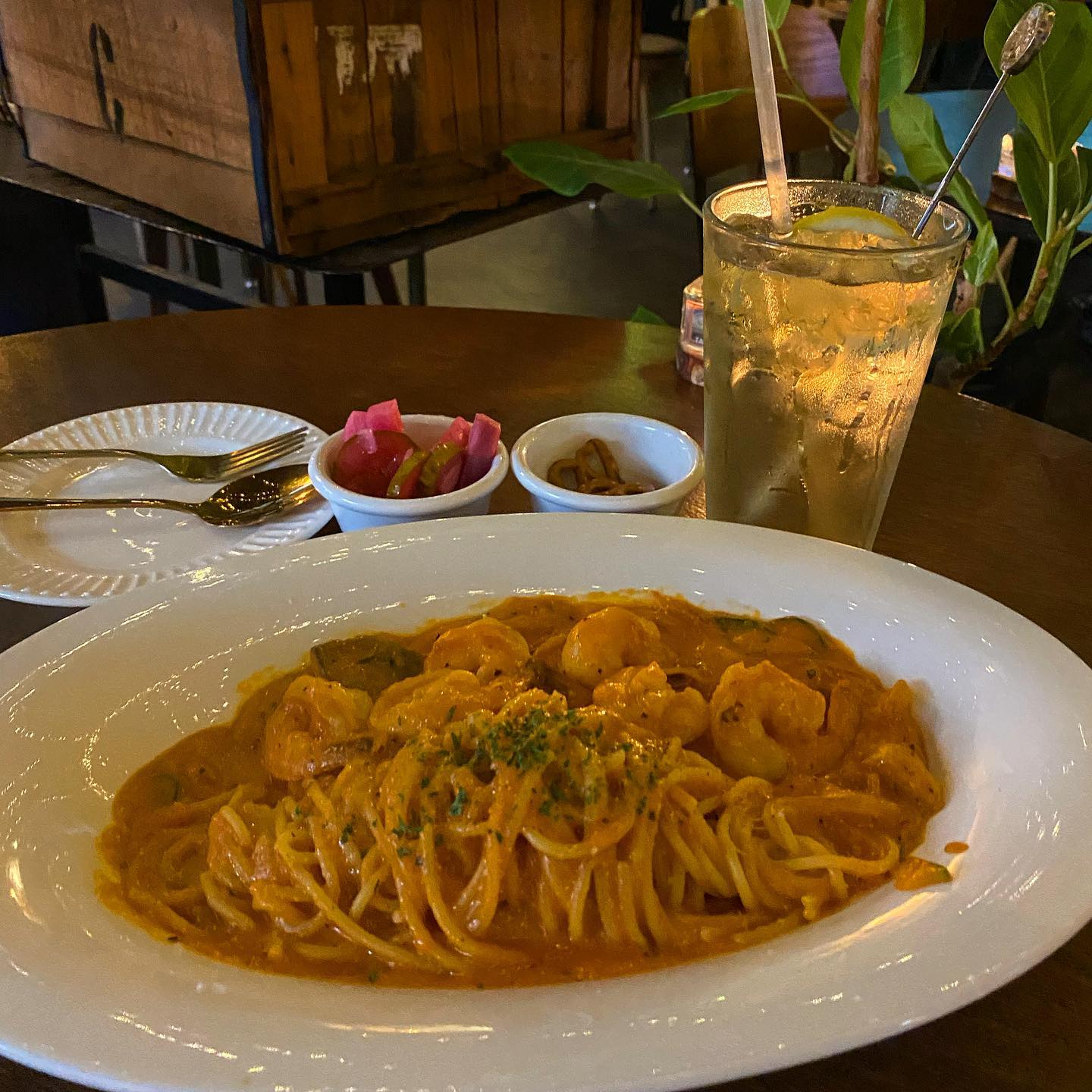 📍갤러리문래
👉명란을 곁들인 스파이시 쉬림프 로제 파스타, 고르곤졸라, 하이볼👈

저번에 간 문래 분위기 맛집인 갤러리문래
지나가다 몇번 봤는데 밖에서 봤을 때도 분위기가 너무 좋더라구요!🫢
게다가 제가 갔을 때는 딱 공연할 때여서 감성, 분위기가 대박이었어요👍
특히 여기는 카톡친추해서 카톡으로 주문하는 시스템이라 좀 신박하더라구요ㅋㅋ
음식은 파스타는 명란이 들어가서 짭짤하니 딱 안주 스타일!😘
먹다보니 순식간에 사라져서 아쉬운 마음에 소스 긁어먹다가 피자도 하나 주문했어요 ㅎㅎ
피자는 바삭하고 얇은 도우라 그런지 치즈가 금방 식어서 아쉽긴 하지만 얇아서 가볍게 먹긴 좋아요!
하이볼은 원래 체리 하이볼 먹고 싶었데 품절이라 메뉴판 맨 위에 있던 레몬 들어간 기본 하이볼 주문했어요!
기본 하이볼은 맛있는 술 좋아하는 술찌인 저는 생각보다 술맛이 너무 많이 나서...🥲
그래도 전반적으로 분위기도 좋고 안주도 기본 이상은 해서 힐링하고 왔네요☺️
낮에도 카페처럼 운영하고 있으니 방문해보셔도 좋을 듯 합니다!

블로그에도 올렸으니 프로필 링크타고 보러오세요~!
.
.
#갤러리문래 #문래동맛집 #문래맛집 #문래카페 #문래동카페 #문래역맛집 #문래창작촌맛집 #문래동창작촌 #파스타맛집 #분위기맛집 #분위기좋은카페 #맛스타그램 #먹스타그램 #서울맛집 #서울맛집투어 #서울데이트코스 #문래데이트 #기념일맛집 #데이트맛집 #서울데이트 #오늘뭐먹지 #먹팔 #맞팔은댓글 #리뷰 #리뷰스타그램 #review #food #foodstagram #like #likesforlike