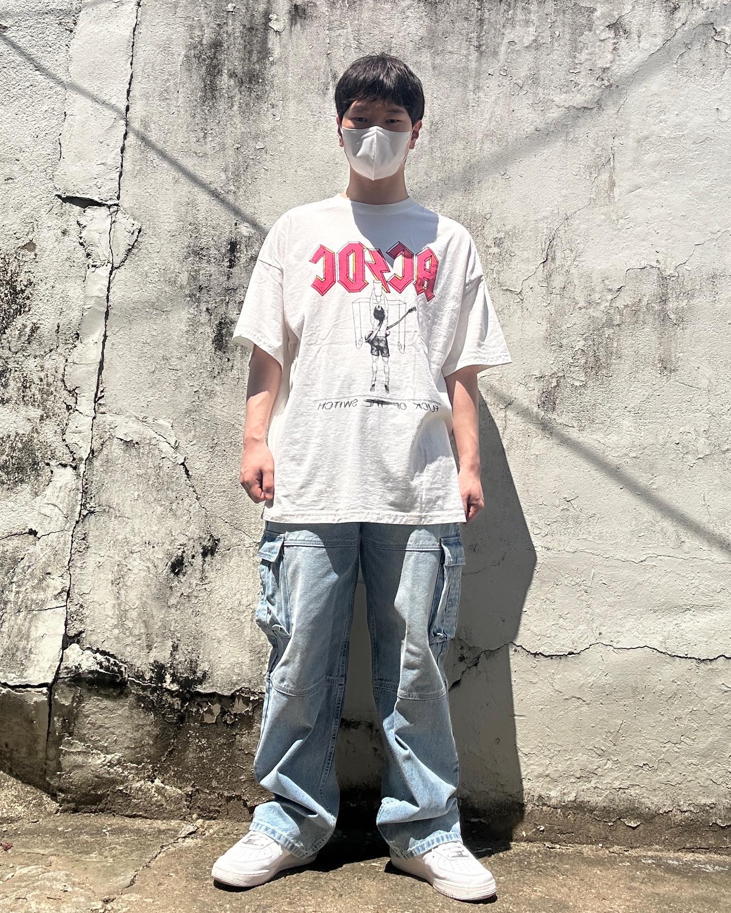 #협찬 평소에 어두운 컬러로 많이 코디해서 입고 다녔는데 오늘은 조금 다르게 흰색에 청바지로 밝게 코디했어요. 상의가 스트릿한 프린팅이 들어가 있고 박시한 핏이라서 데님카고팬츠랑 매치해서 스트릿하면서 깔끔하게 코디했어요. 데님카고팬츠가 막 두껍지 않아서 여름에도 입기 좋더라고요. 앞으로 돌려입기할 때도 자주 입고 나올게요! 제가 데님카고팬츠로 코디했던 것들 궁금하시면 론리클로젯에 오시면 있어요!
lonely_closet_official 
.
🔥 상의 : 보세
🔥 하의 : phyps_department 
 피지컬 에듀케이션 디파트먼트 PHYPS® DENIM WASHED CARGO PANTS BLUE
🔥 신발 : nike 
 나이키 에어포스 1 로우 화이트
.