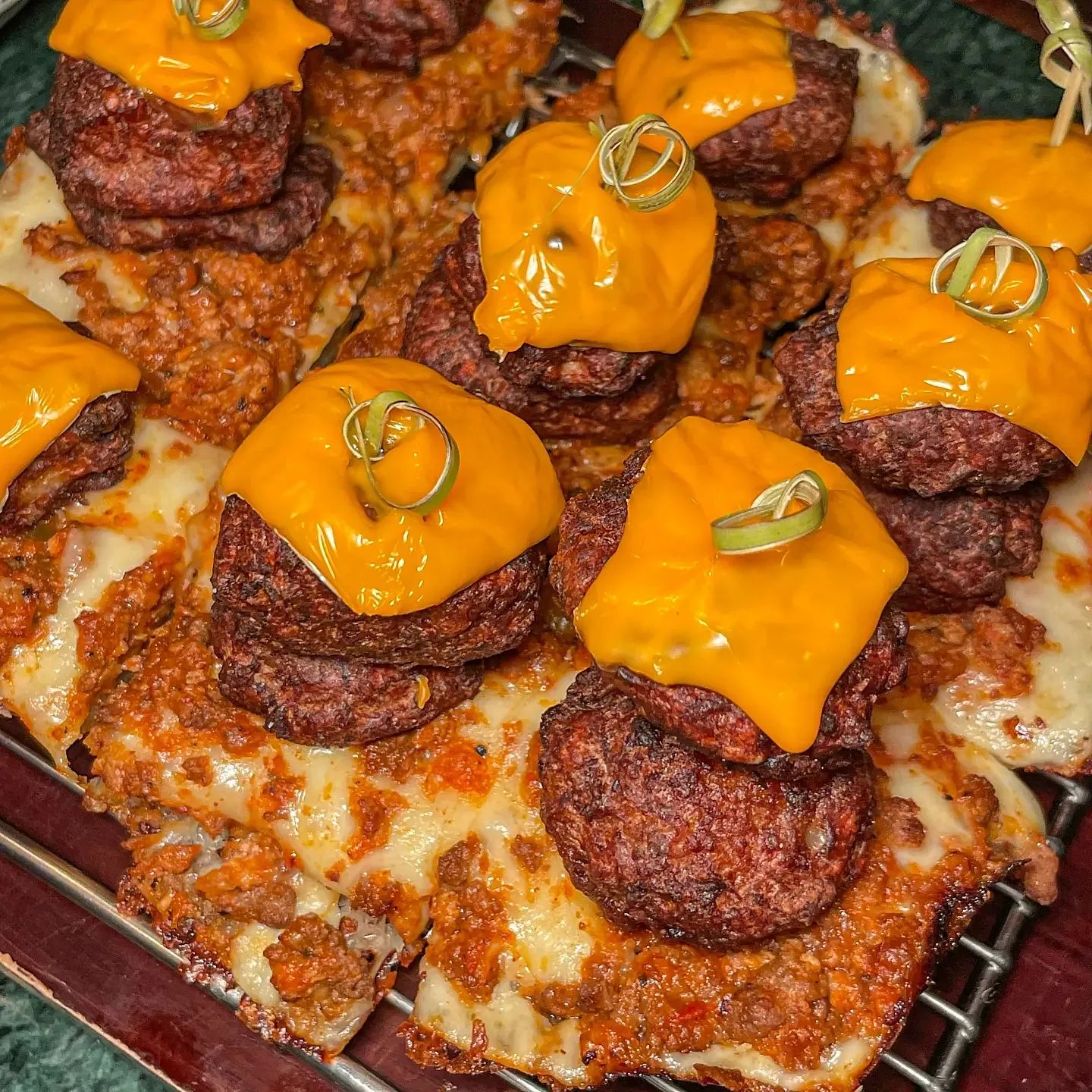 "역대급 힙한 피맥 핫플 소개할게요."🍕

수비드 고기를 눈 앞에서 자른 후 피자에 올려주는 힙 그자체 "피자힙"🍕

고기를 눈 앞에서 자르는데, 육즙이 가득하면서 수비드라 그런지 야들야들하고 부드러운 게 벌써 행복해지더라구요!

피자 위에 큰 미트볼과 치즈가 올라간 "이태리 미트꼬티볼로네제 피자"는 맥주랑 먹었을 때 가장 조합이 좋았어요!

맥앤치즈를 좋아하는 분들을 위해 까르보나라 맥앤치즈까지 노른자 톡 터트려 비벼서 먹으면 크리미한 달달함과 고소함까지 맥주랑 잘 어울리도록 신경을 쓴 게 확실히 느껴졌어요!

피자힙은 6월 6일 최근에 생생정보에 방영되고, 9일인 오늘 맛있는녀석들에 방영예정이라도 하니 방송에서도 인증받은 맛집이네요😊

"피맥 사랑하는 친구 또는 연인과 함께 가면 예쁨 받는 맛집으로 탕탕탕"🍕

📍피자힙 송리단길점
서울특별시 송파구 백제고분로45길 21-9 1, 2층

📍영업시간: 매일: 11:30 - 23:00
브레이크타임: 15:00 - 17:00
라스트오더: 14:30, 22:30

#피자덕후피자힙 #송리단길 #송리단길 #송리단길맛집 #송리단길맛집추천 #송리단길피자 #석촌호수맛집 #석촌맛집 #디스트로이트피자 #줄서는식당 #맛있는녀석들