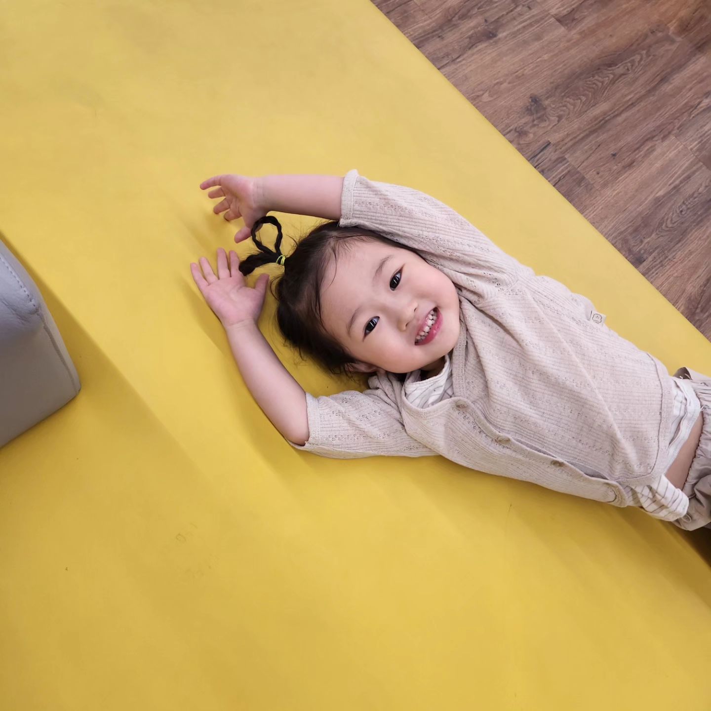 #48개월시윤

오늘 하원할때 선생님이 해주신 선녀머리가 마음에 드는 시윤. 예방접종하러 병원갔는데 왜인지 기분이 좋아서 오두방정에 방정을 떨다가 주사 맞을땐 병원 떠나가라 울어버리는 두얼굴을 보고.. 이 엄마 좀 #혼란스럽다 #그래도귀여움😆

#극단적업앤다운 #아이답다 #귀에서피나는 #4세육아