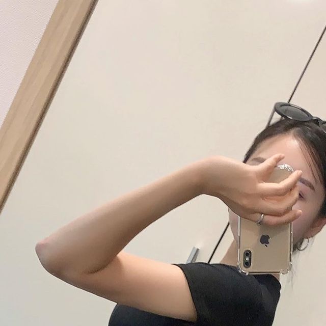 ɴᴀɴᴀ 🌷 on Instagram: "#광고 놀러 갈 준비 완료!🔥 #ootd #오오티디 #데일리룩 #여자옷코디 #상의 #파티룩 #페스티벌룩 #백리스 #크롭티"